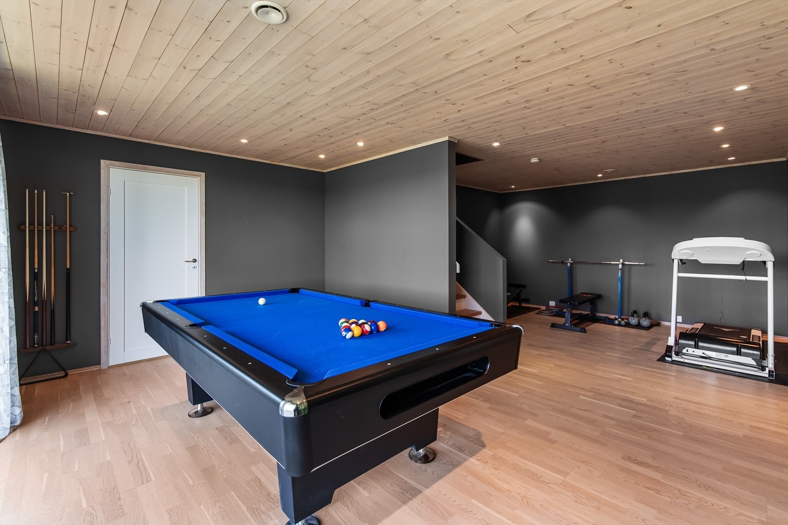 Boligens underetasje som tilhører hoveddelen består av boder, stue/ treningsrom, soverom og bad. Galleribilde