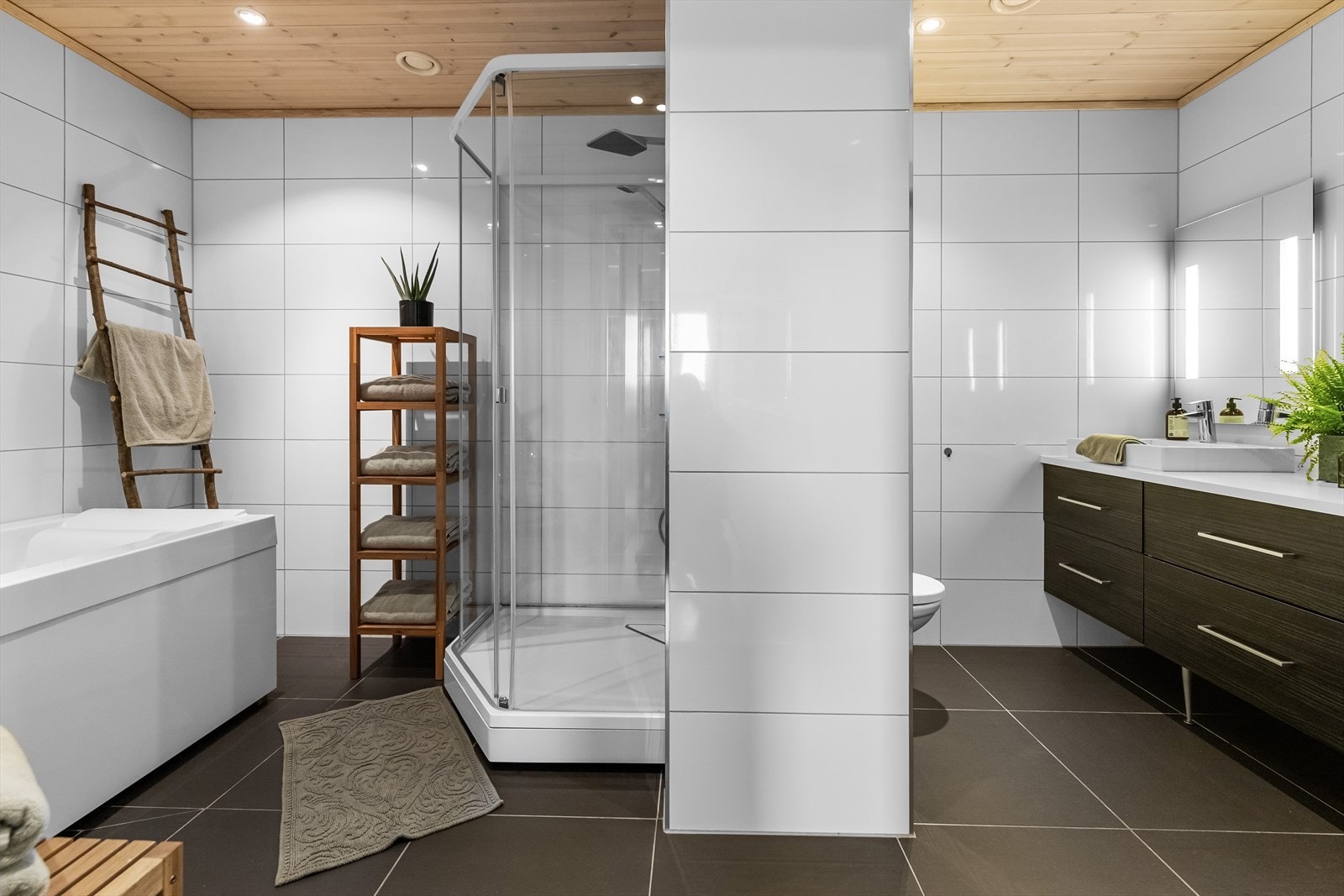 Videre er baderommet utstyrt med badekar, dusjkabinett og vegghengt toalett. Et bad å sette pris på! Galleribilde