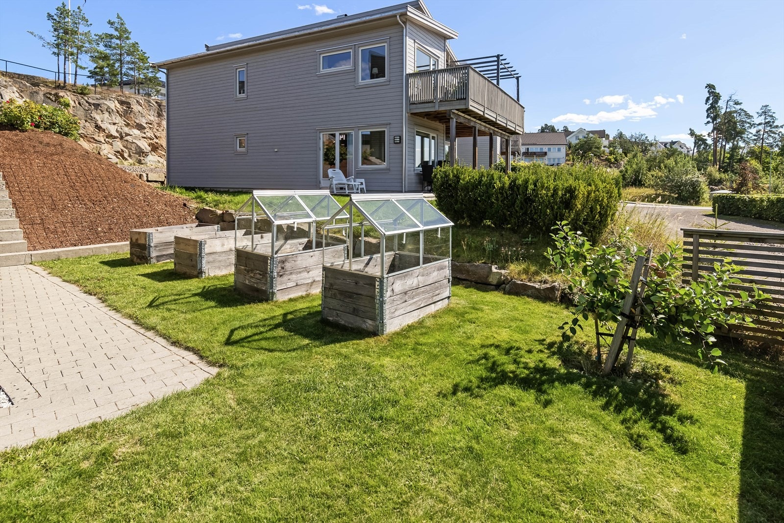 Koselig og pent opparbeidet hage. Galleribilde