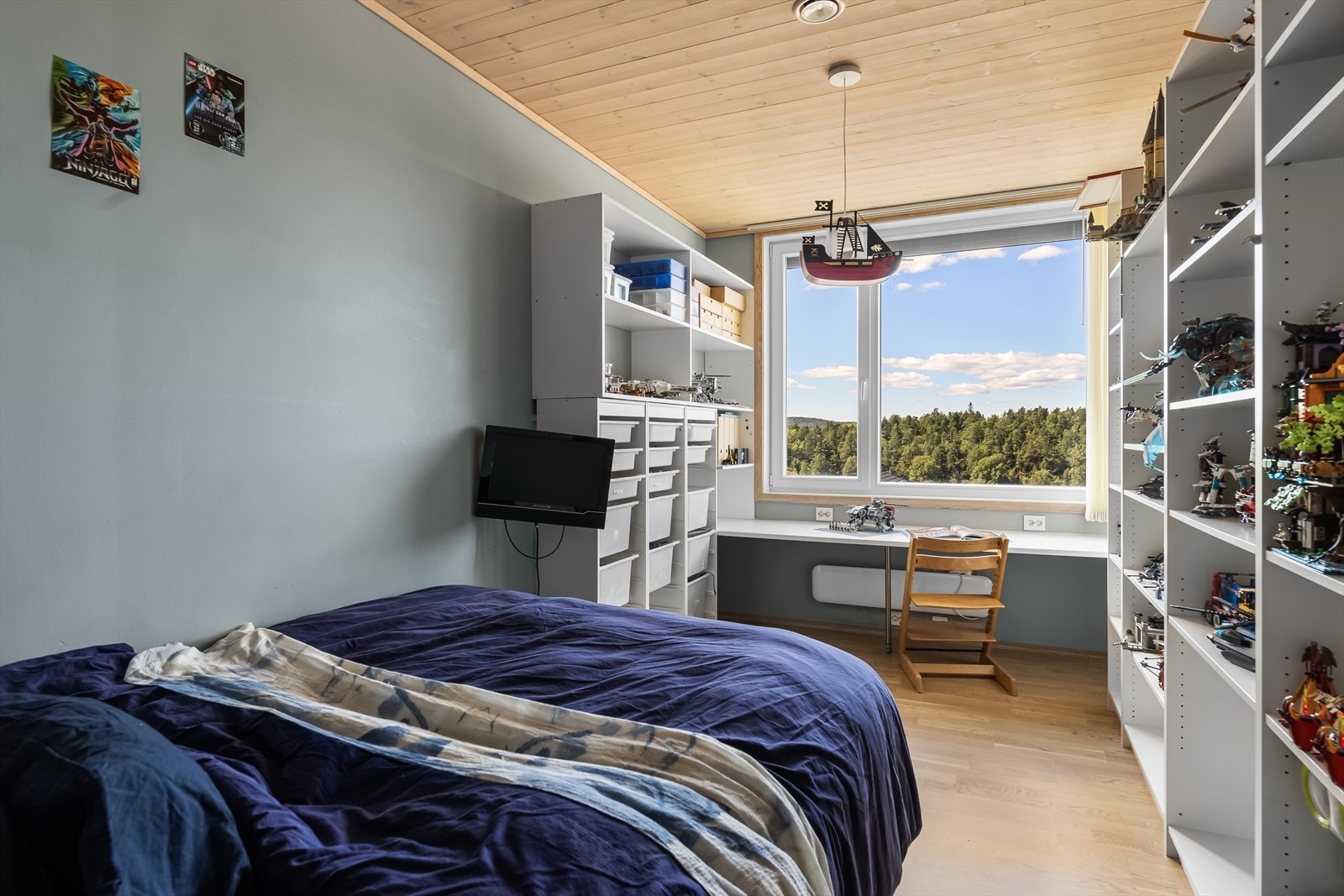 En særdeles barnevennlig planløsning med 3 soverom og bad i samme etasje. Galleribilde