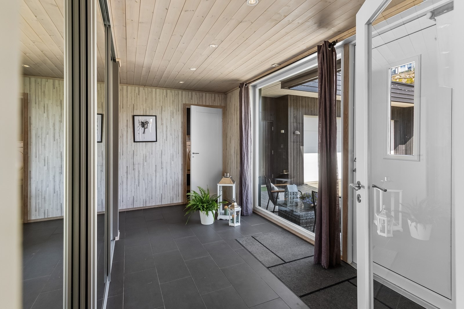 Et moderne og eksklusivt inngangsparti ønsker deg velkommen inn i hovedetasjen. Galleribilde