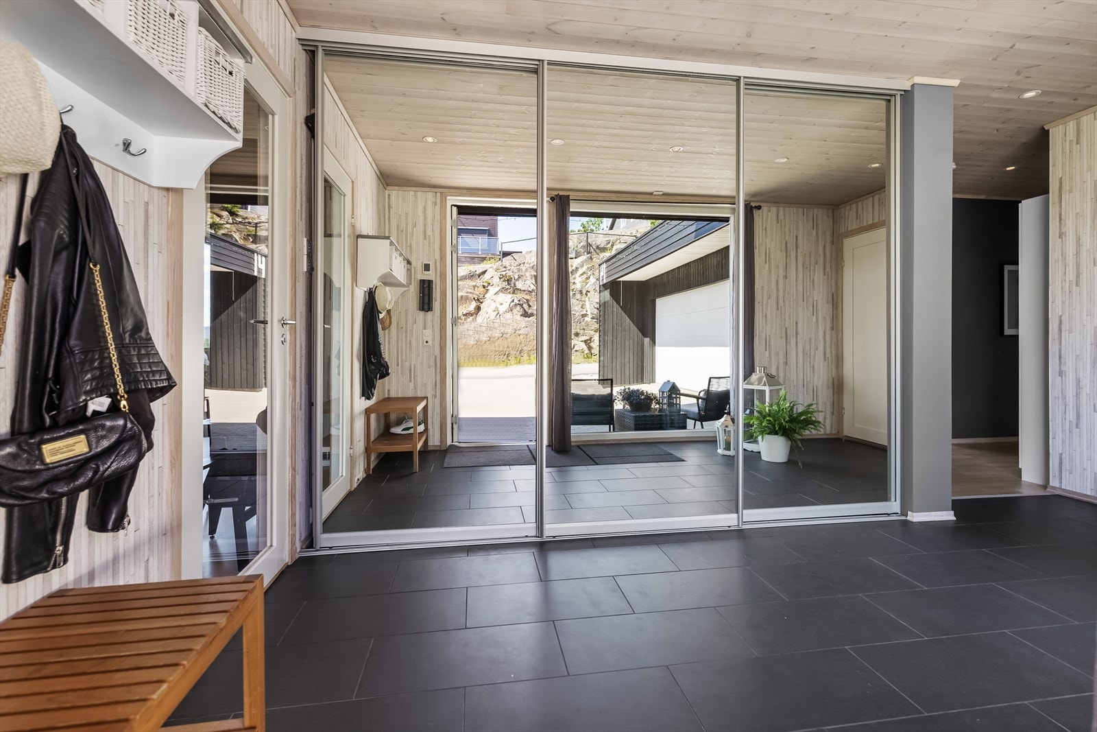 Her blir man møtt av en stor, flislagt gang med gulvvarme og godt med garderobeplass. Stort vindu i gangen gir godt med naturlig lys i rommet! Galleribilde