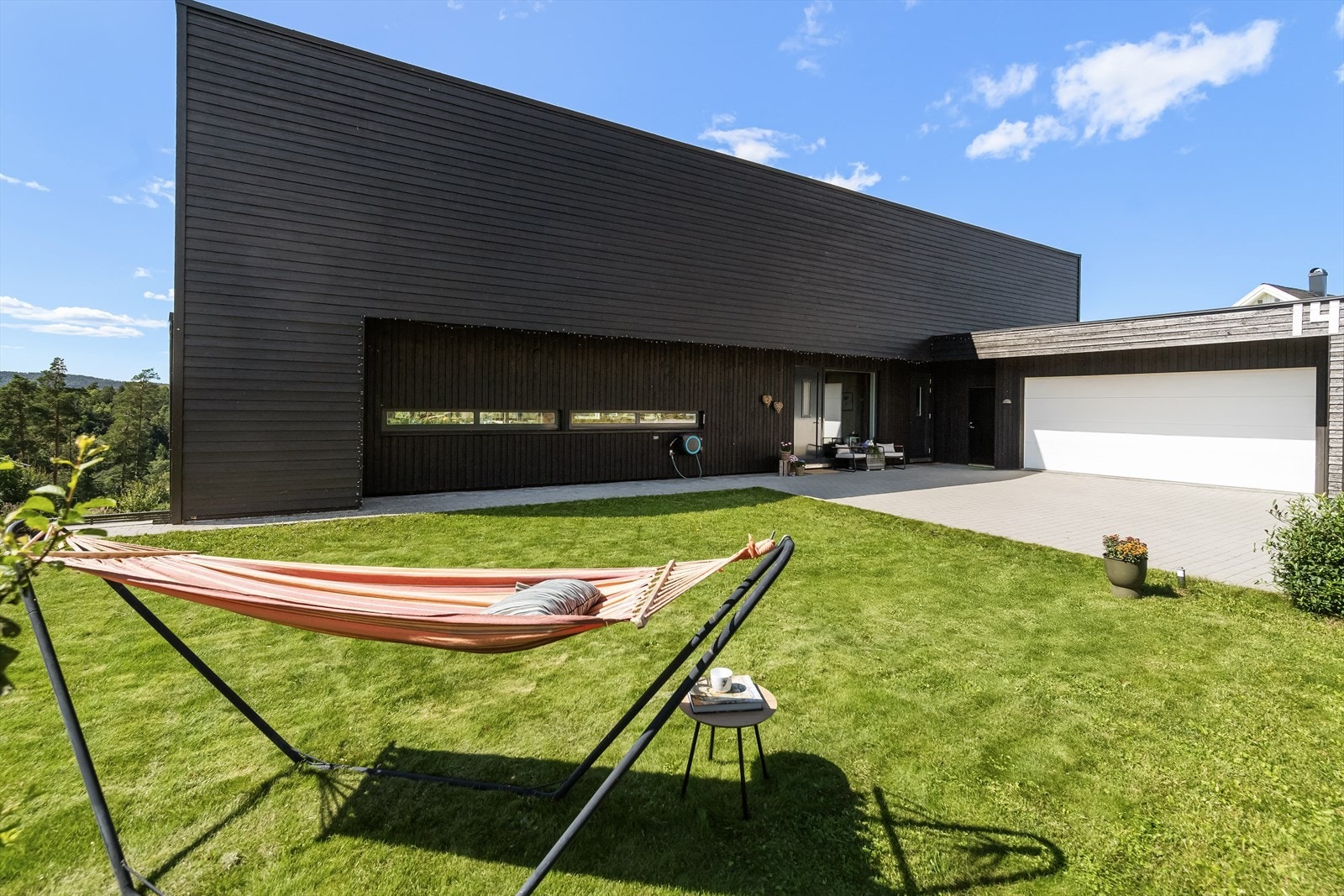 Gode parkeringsmuligheter i eget gårdsrom samt i tilhørende dobbel garasje. Galleribilde