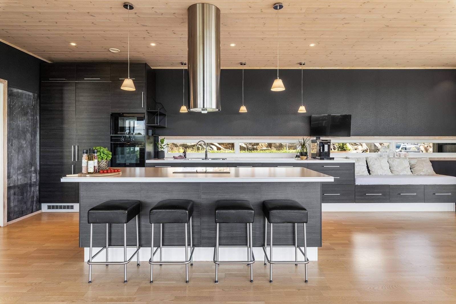 Kjøkkenøyen med spiseplass er perfekt for de raskere og enklere måltidene i hverdagen! Galleribilde