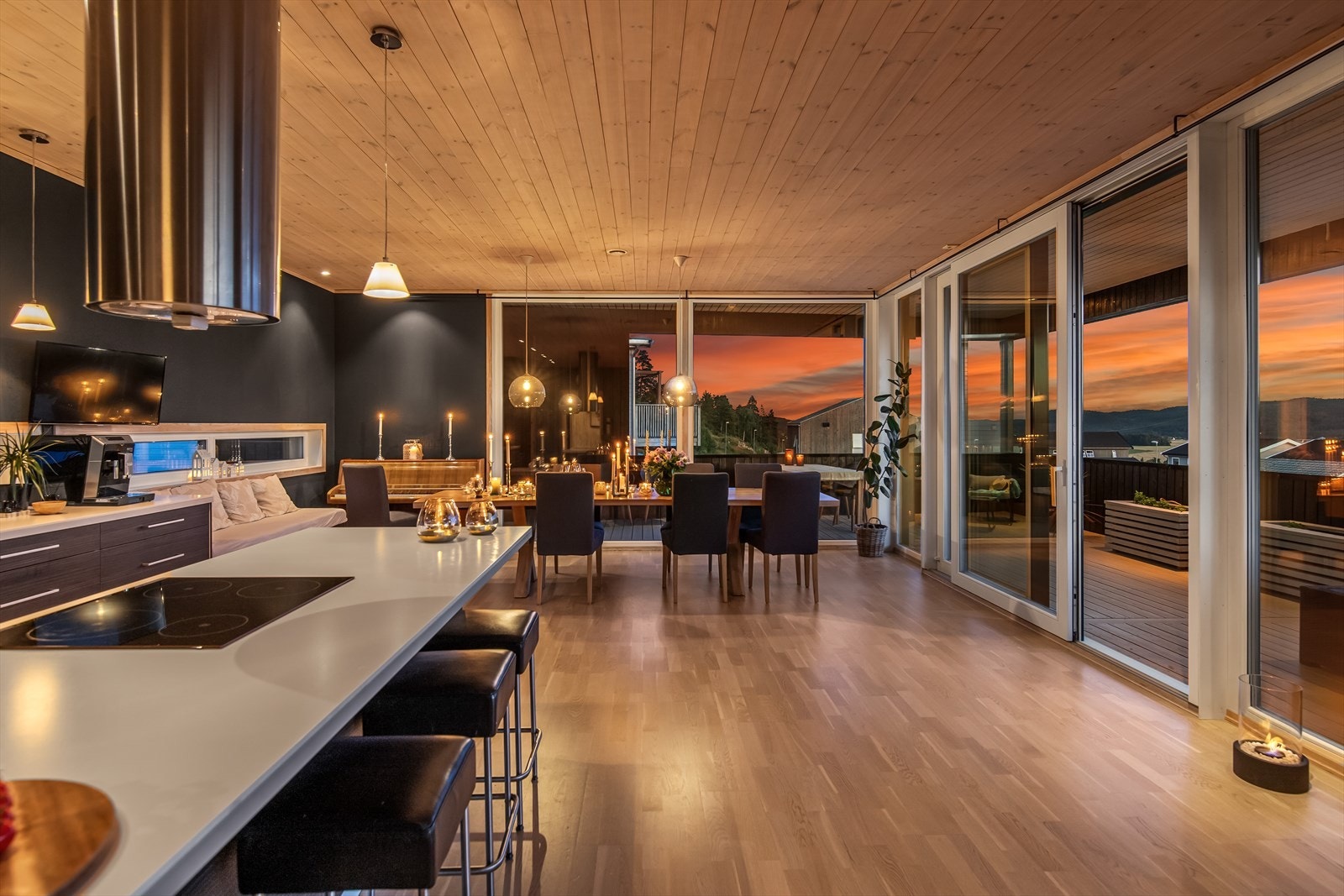 Boligen strekker seg over to plan hvor utleiedelen i underetasjen måler 54 kvm. Galleribilde