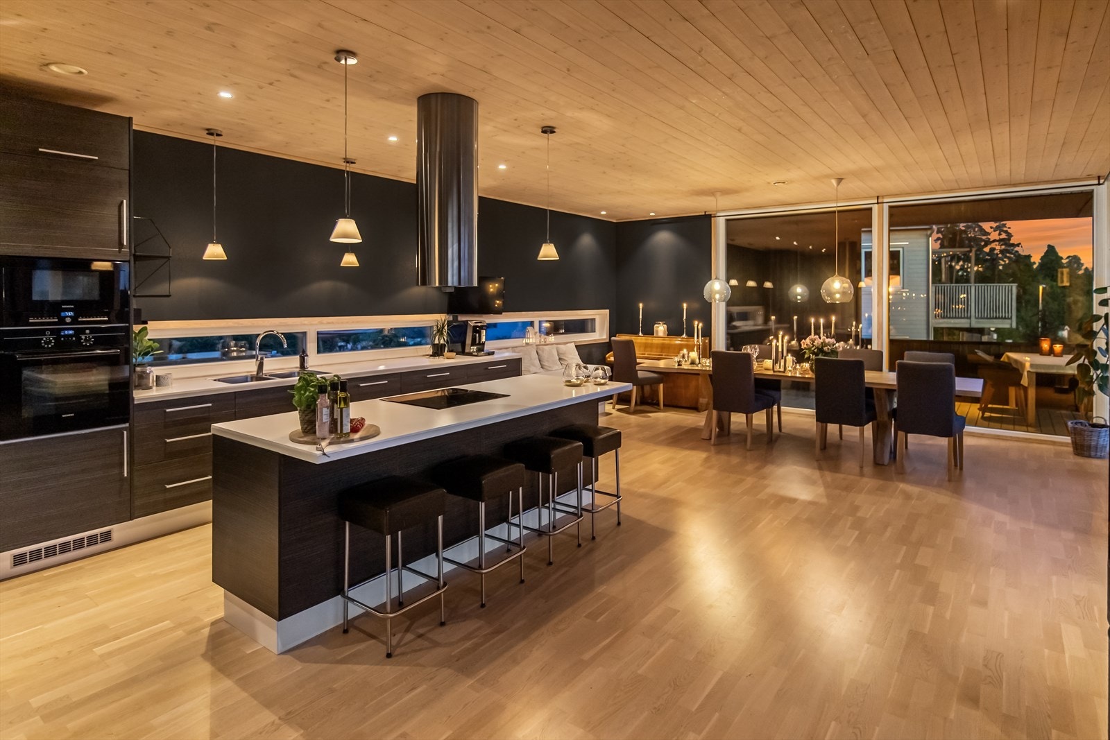 Nordvik v/Jørgen Nyhus har gleden av å presentere denne nyere, rålekre og innholdsrike eneboligen med nydelig utsikt og supre solforhold! Galleribilde