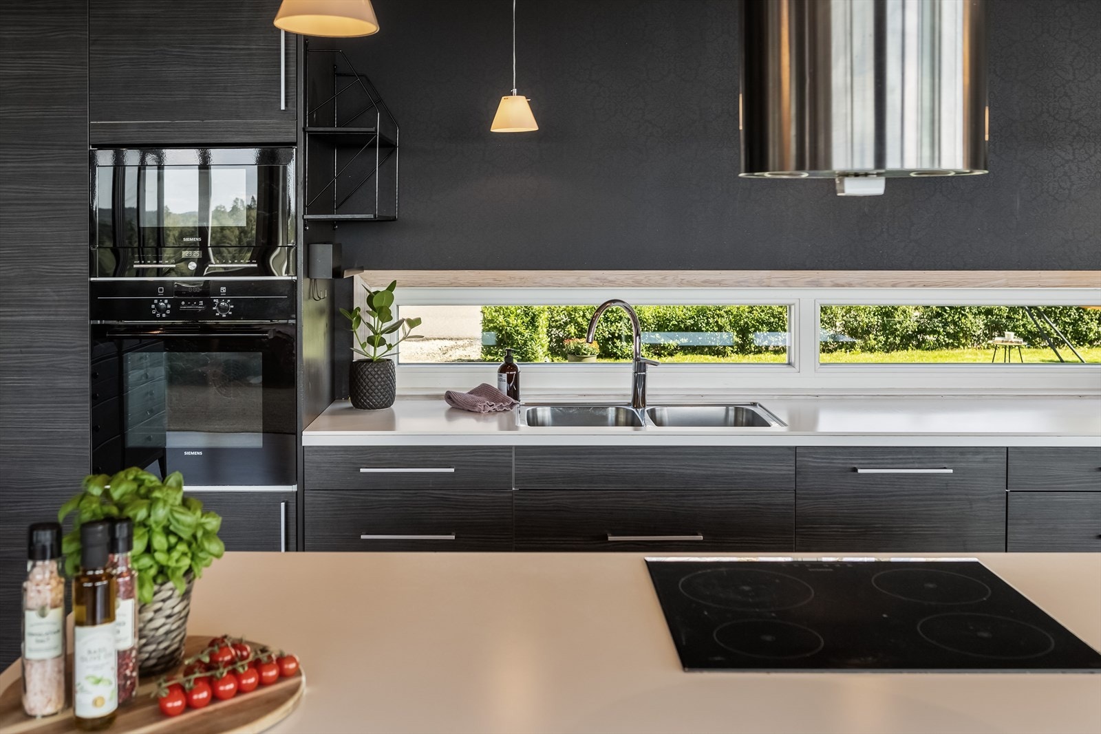 De integrerte hvitevarene er kjøl/fryseskap, oppvaskmaskin, komfyr, mikro og platetopp. Galleribilde