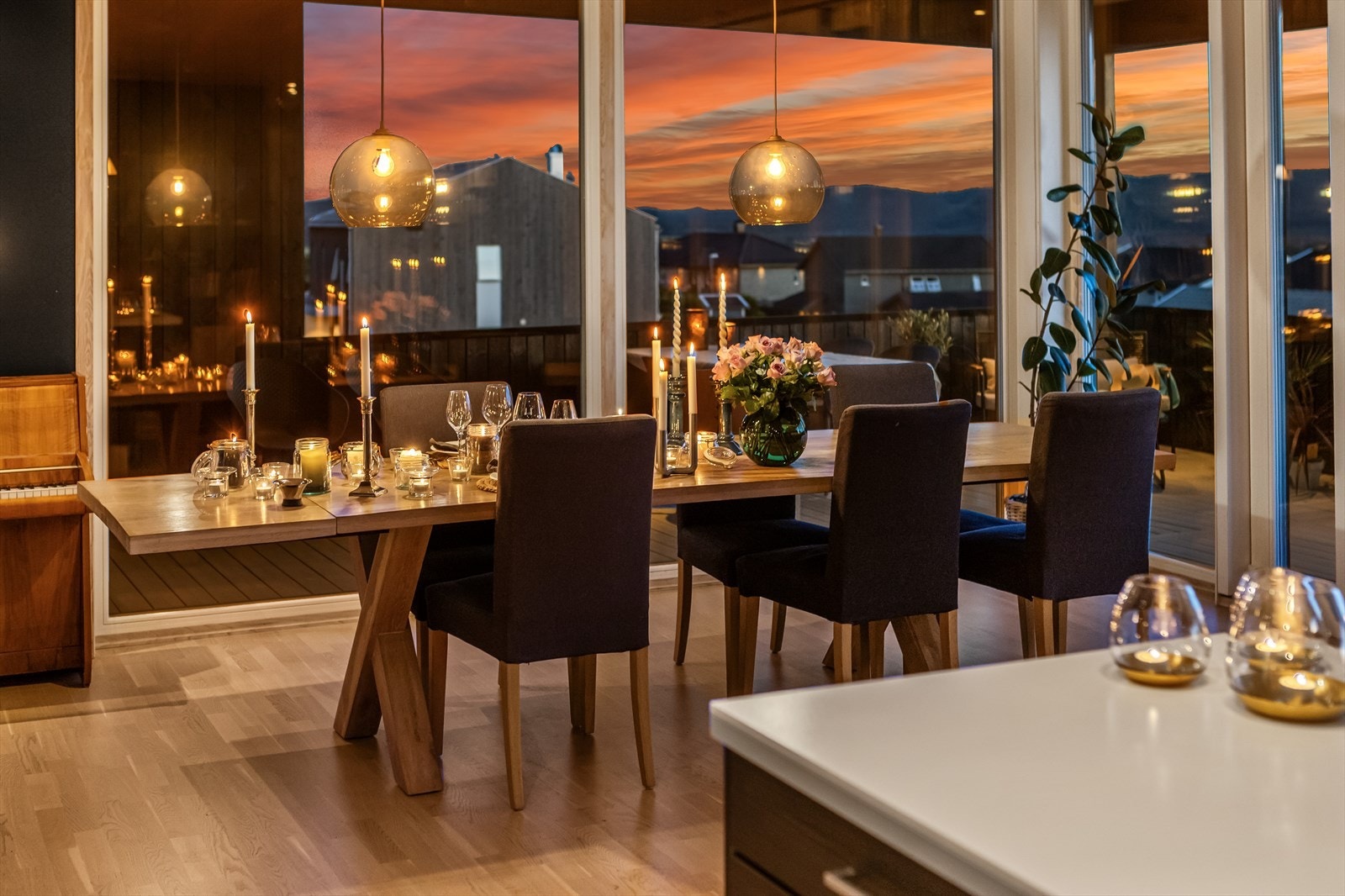 Spisestuen med plass til særdeles mange er praktisk plassert i direkte tilknytning til kjøkkenet. Galleribilde