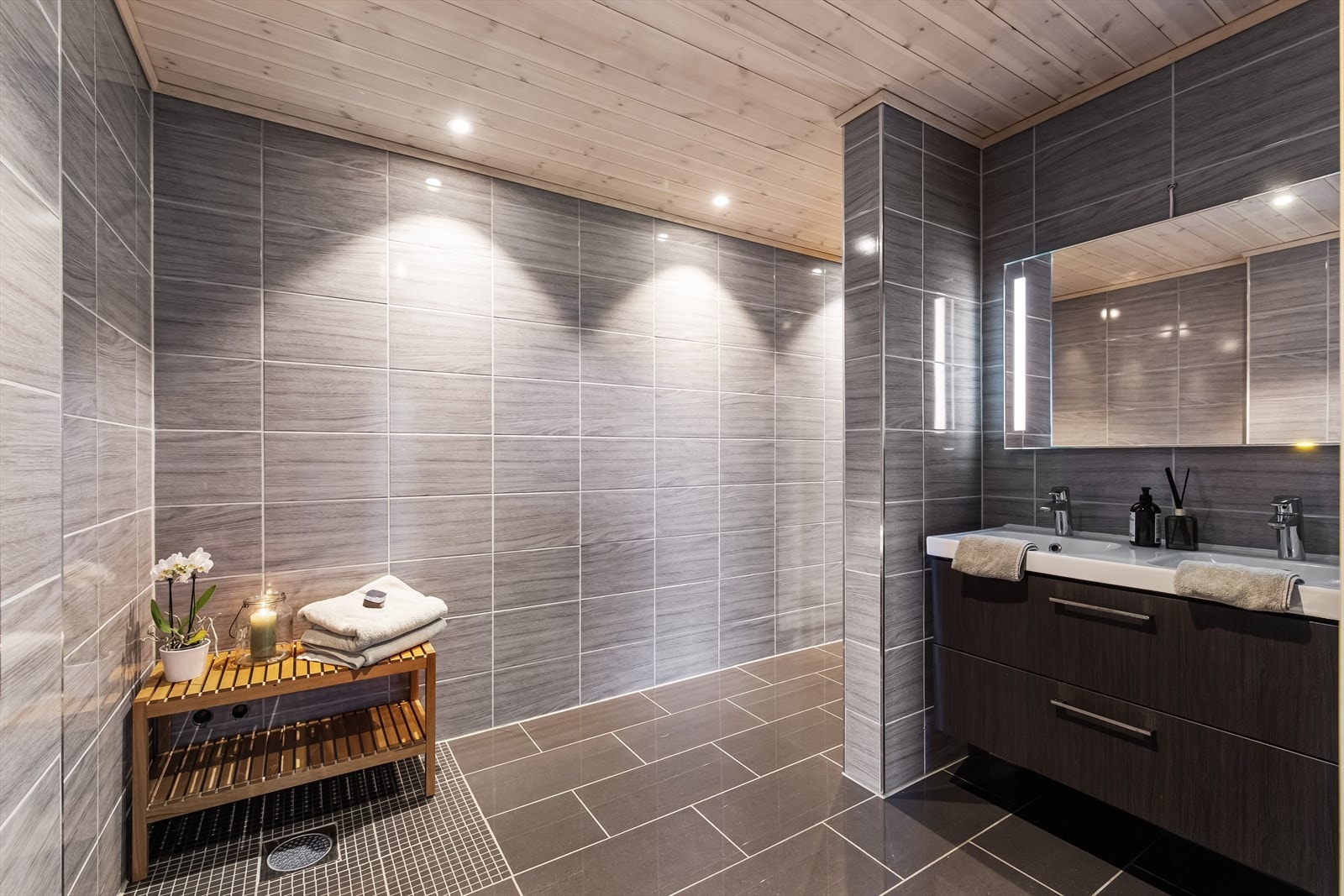 Badet ligger praktisk til med tanke på både gjesterom/ soverom og evt. treningsrom eller annet. Galleribilde