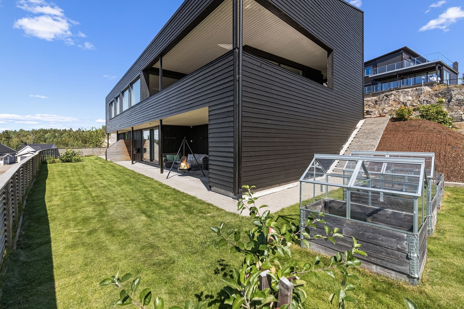 Trappeadkomst opp til gårdsrommet i front fra bakhagen. Galleribilde