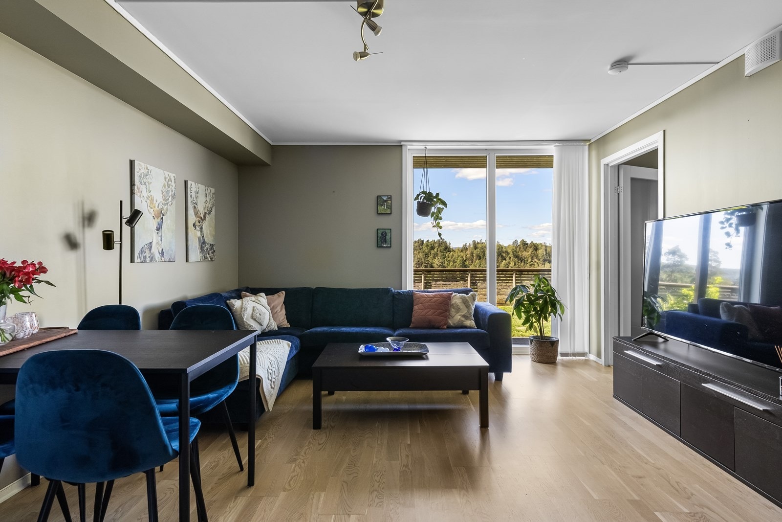 Her er det lagt stor vekt på lydisolering mellom både etasjer og delene i underetasjen. Leiligheten har en moderne og tiltalende stil med praktisk og god planløsning. Galleribilde