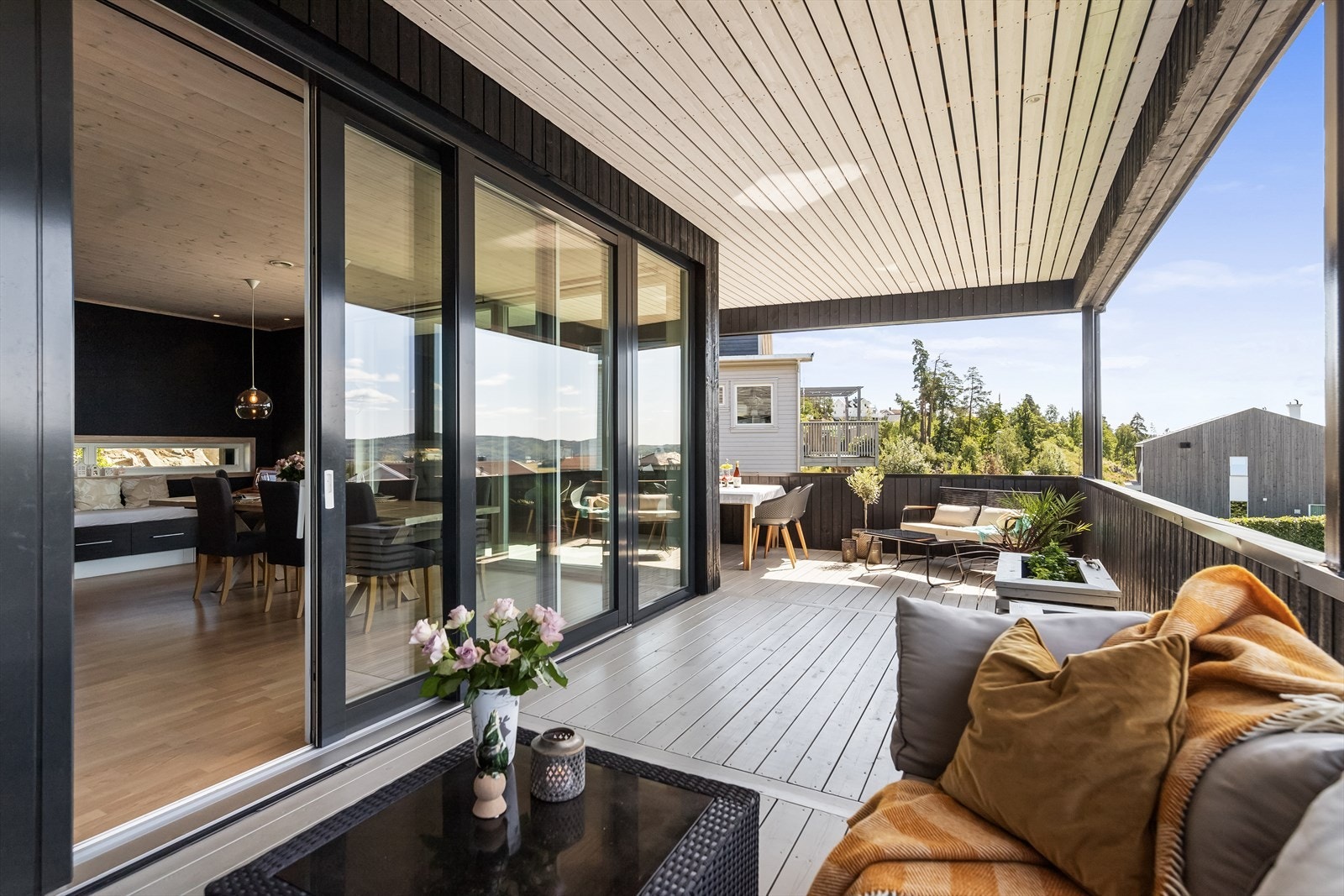 Terrassen utenfor stue/kjøkken er overbygget, romslig og helt usjenert. Galleribilde