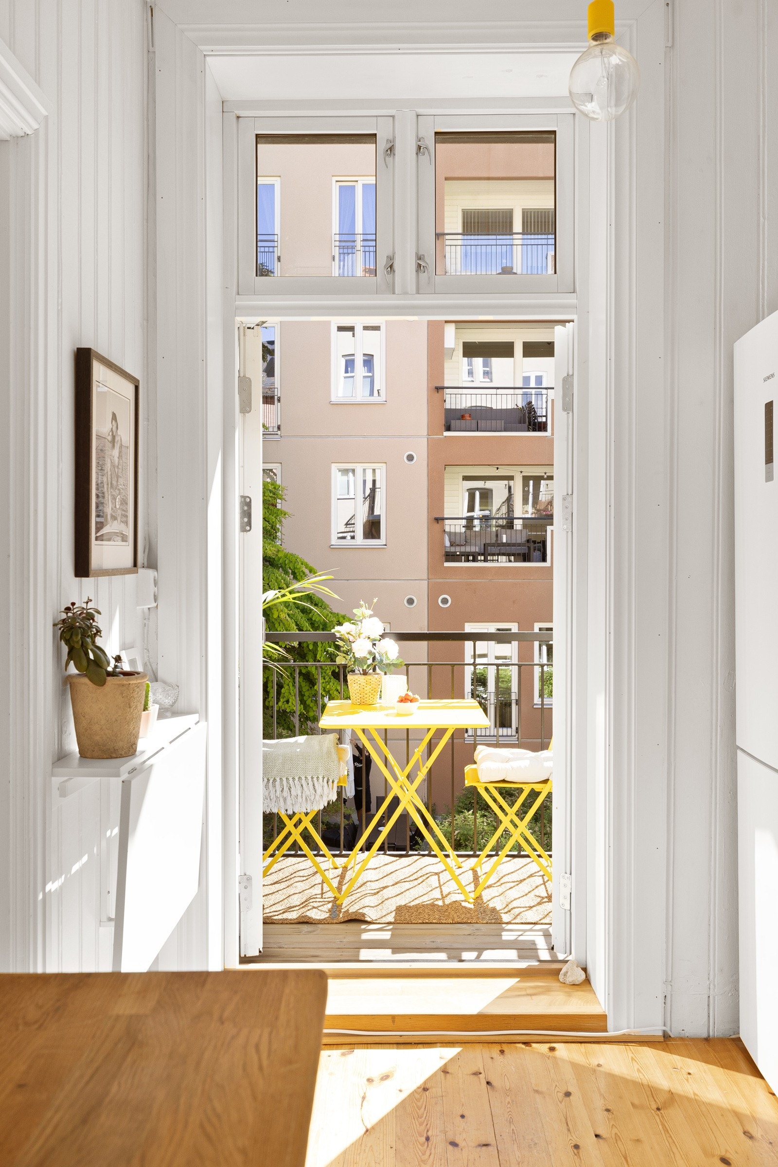 Fint naturlig lysinnslipp som sammen med takhøyde på ca. 3,09 meter gir en god og luftig romfølelse. Galleribilde