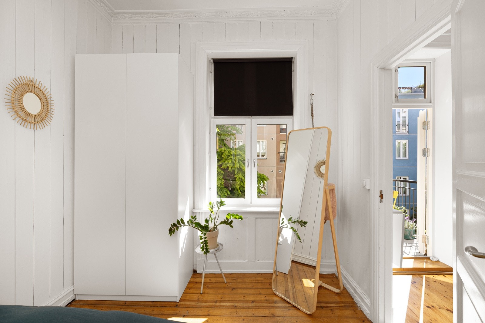 Det er en stor klassisk vindusflate som slipper inn rikelig med naturlig lys og god takhøyde på ca. 3,12 meter. Galleribilde