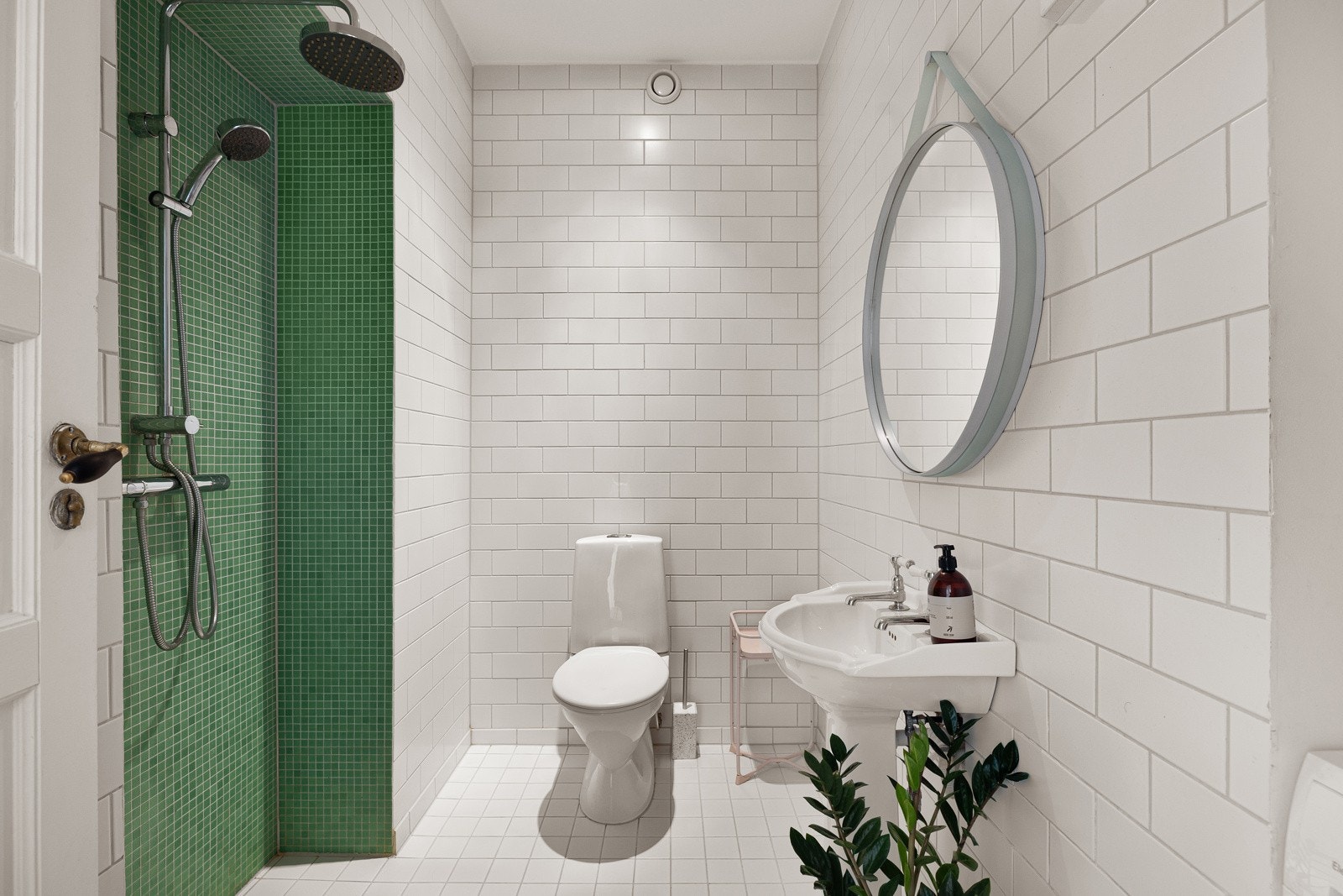 Leiligheten har et lyst og delikat baderom fra ukjent årstall som ble oppgradert med nye fliser i 2012. Galleribilde