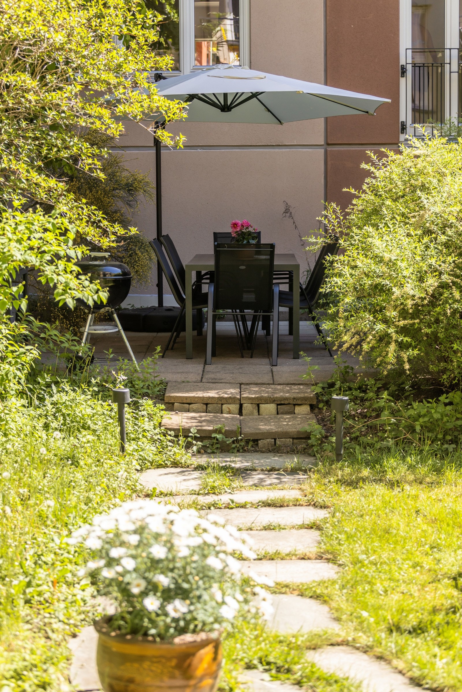 Koselig steinlagt sti til en skjermet uteplass. Galleribilde