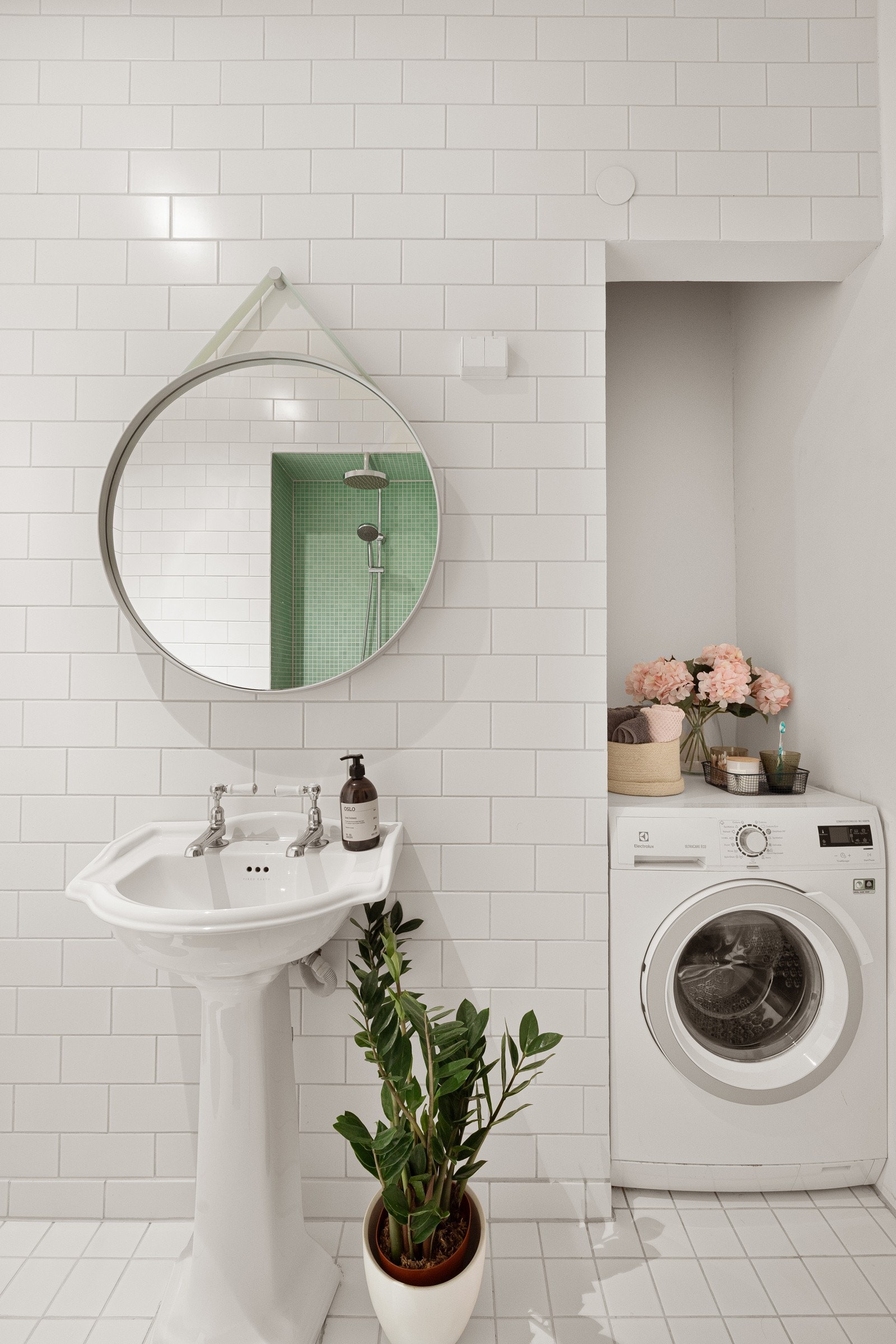 Baderommet har fine fliser på gulv og vegger, deilig gulvvarme og mekanisk avtrekksventil på vegg. Praktisk med egen nisje hvor det er plass og opplegg for vaskemaskin og tørketrommel over om ønskelig. Galleribilde