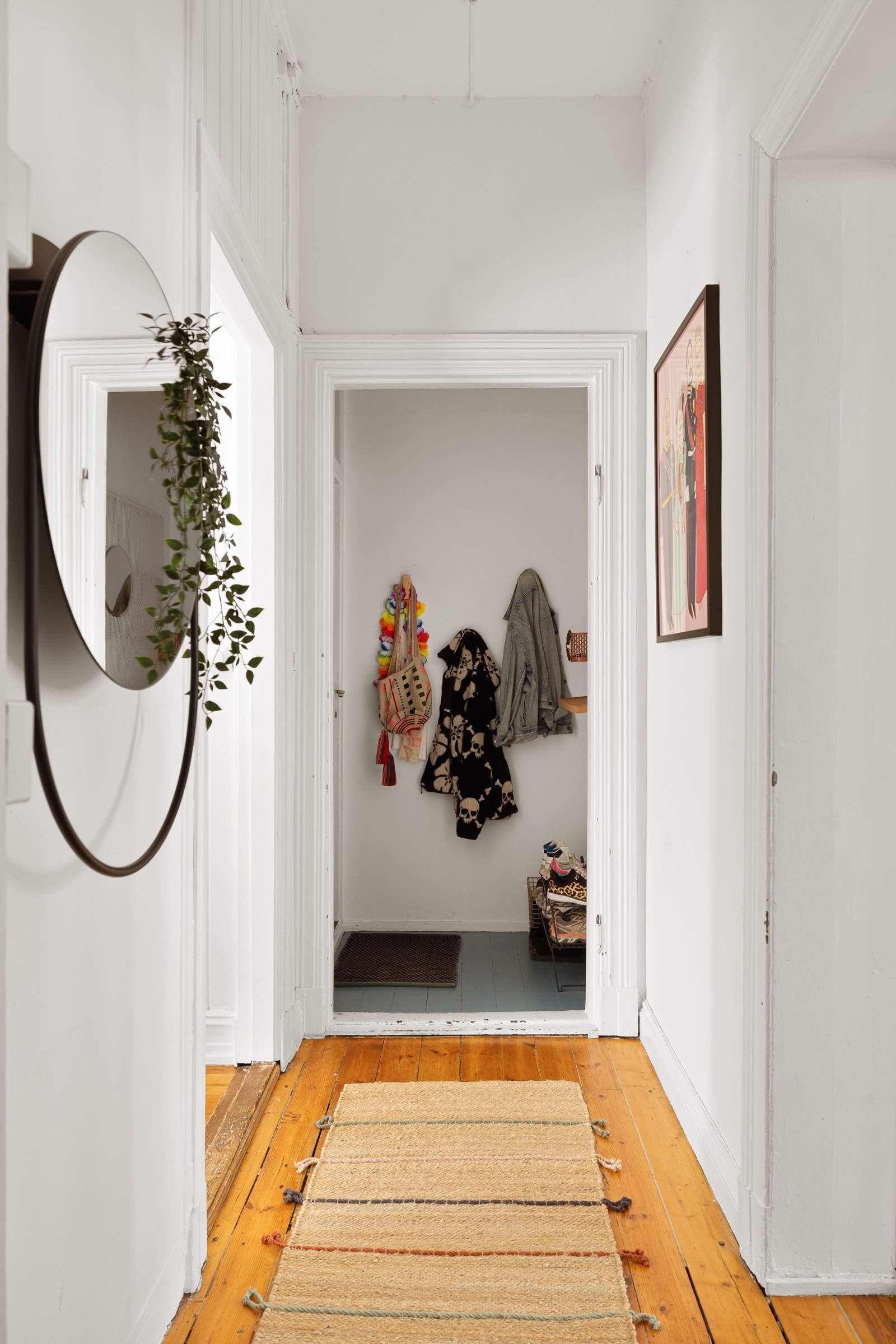 Entréen har malte tregulv, lysmalte overflater og god takhøyde på ca. 3,13 meter. Galleribilde