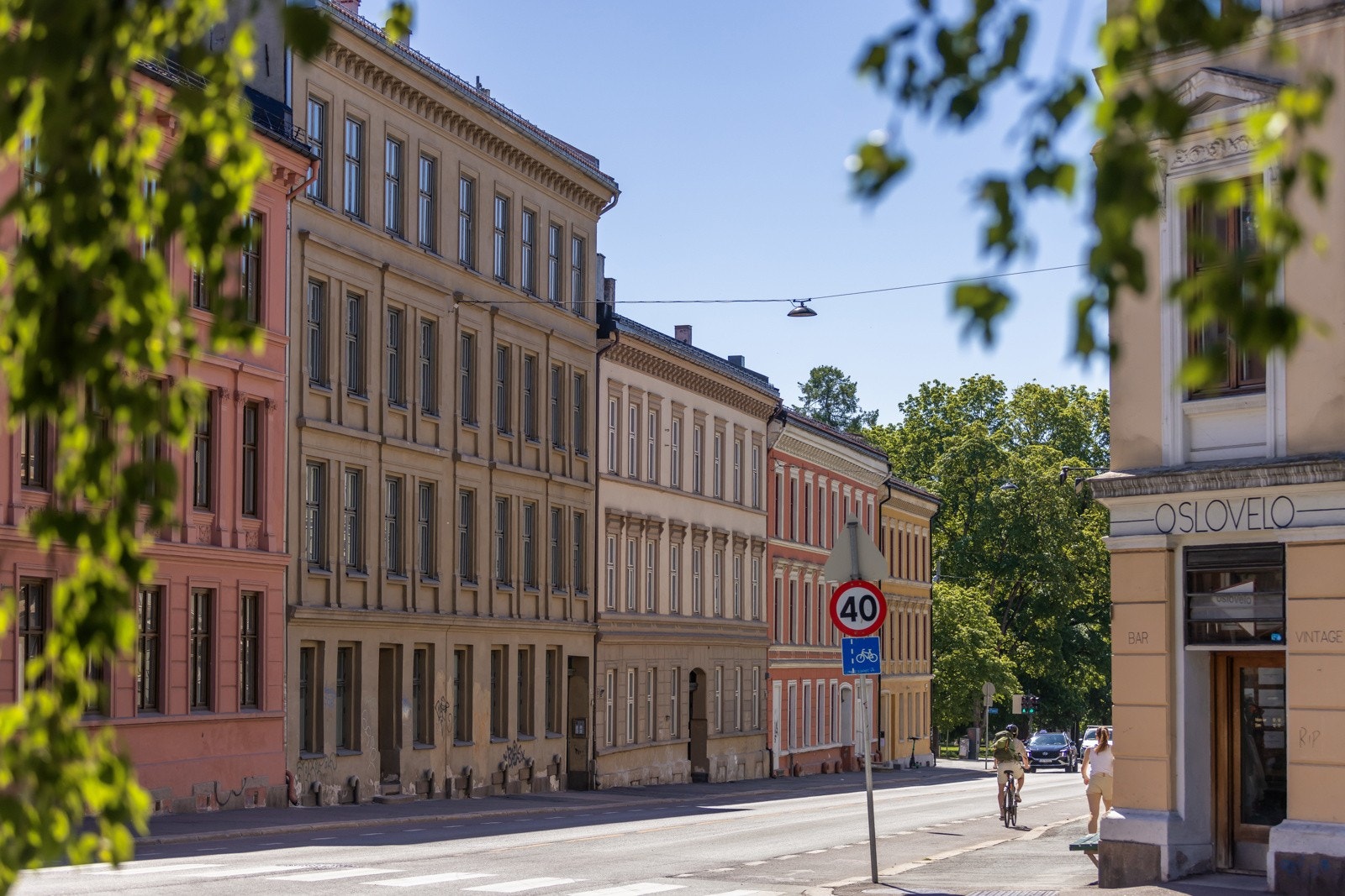 Attraktiv beliggenhet på Grünerløkka, like ved flotte Birkelunden. Her bor du med kort gangavstand til alt av begivenheter, parker, utesteder og et utbredt kollektivtilbud. Galleribilde