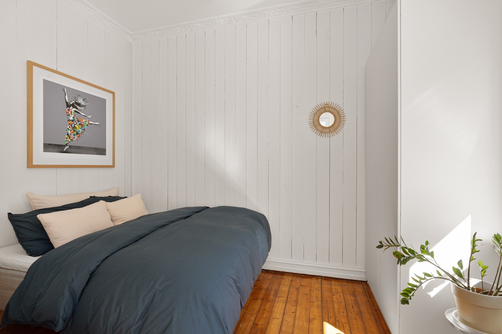 På soverommet er det plass til dobbeltseng med tilhørende nattbord, kommode og oppbevaringsplass i medfølgende garderobeskap. Galleribilde