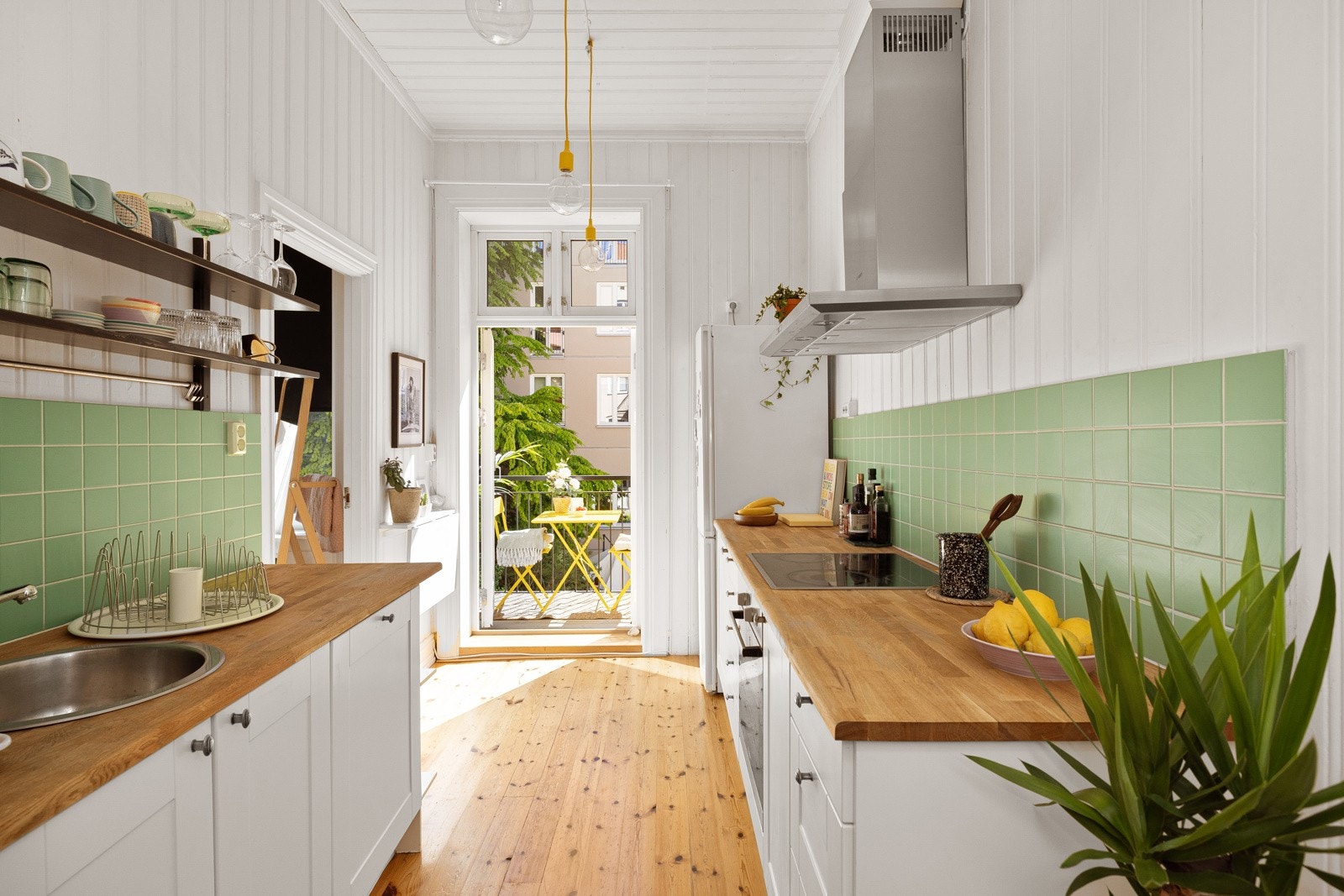 Kjøkkenet har fine heltre gulv og lysmalt panel på veggene. Galleribilde