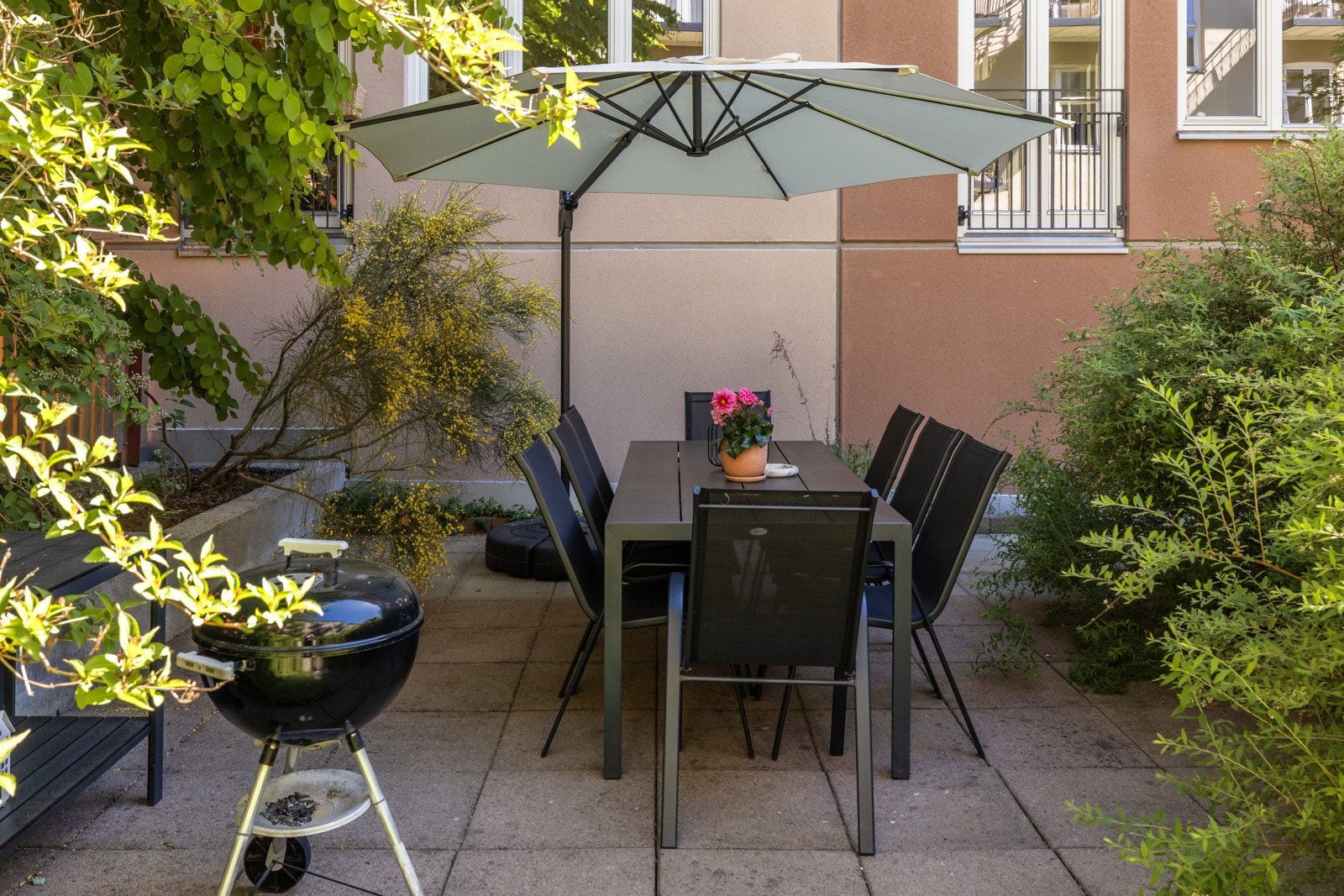 Uteplassen har sittegruppe, grill og parasoll. Galleribilde