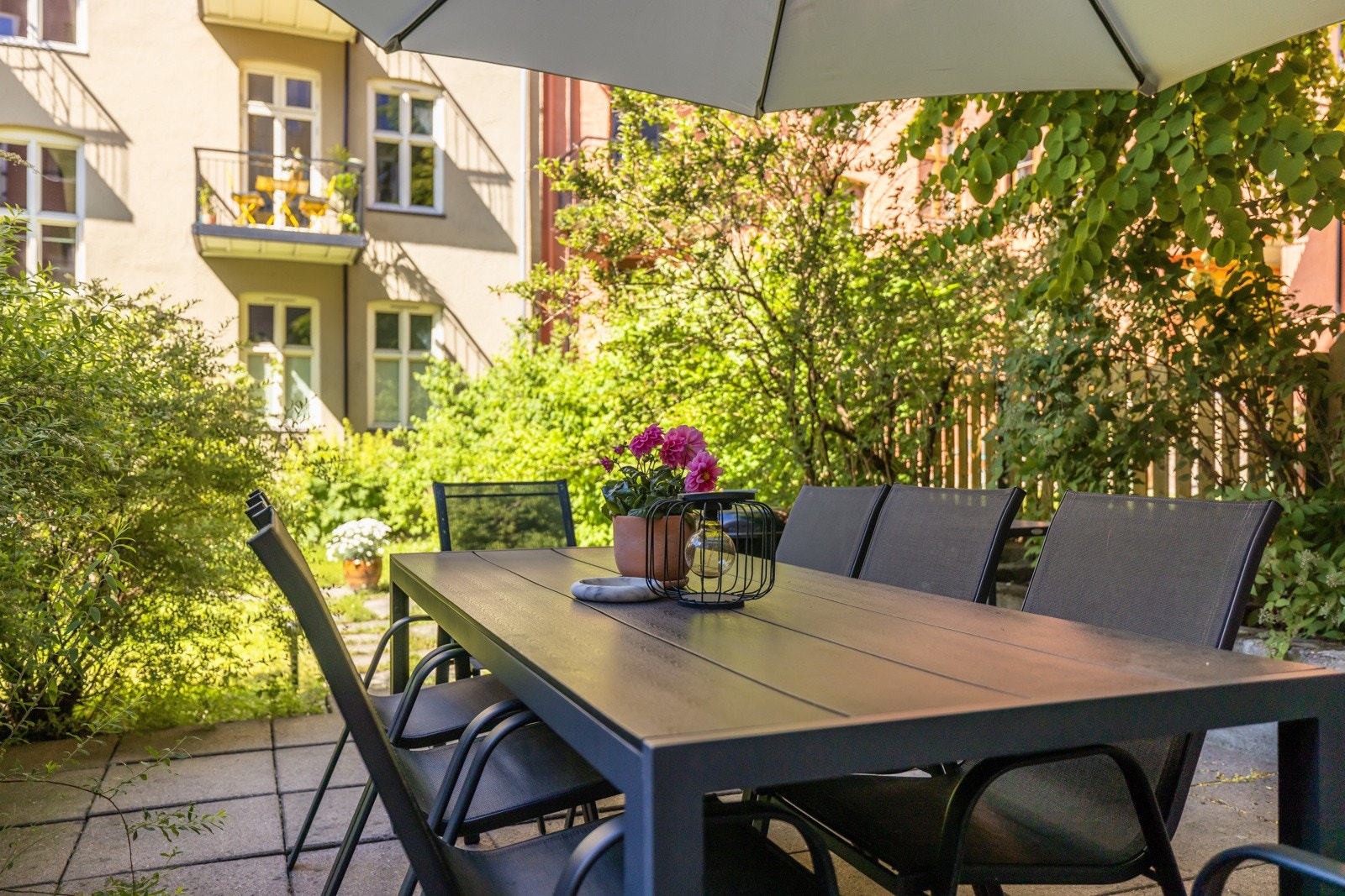 Dette er uten tvil en koselig plass hvor du kan invitere familie og venner på middag. Galleribilde