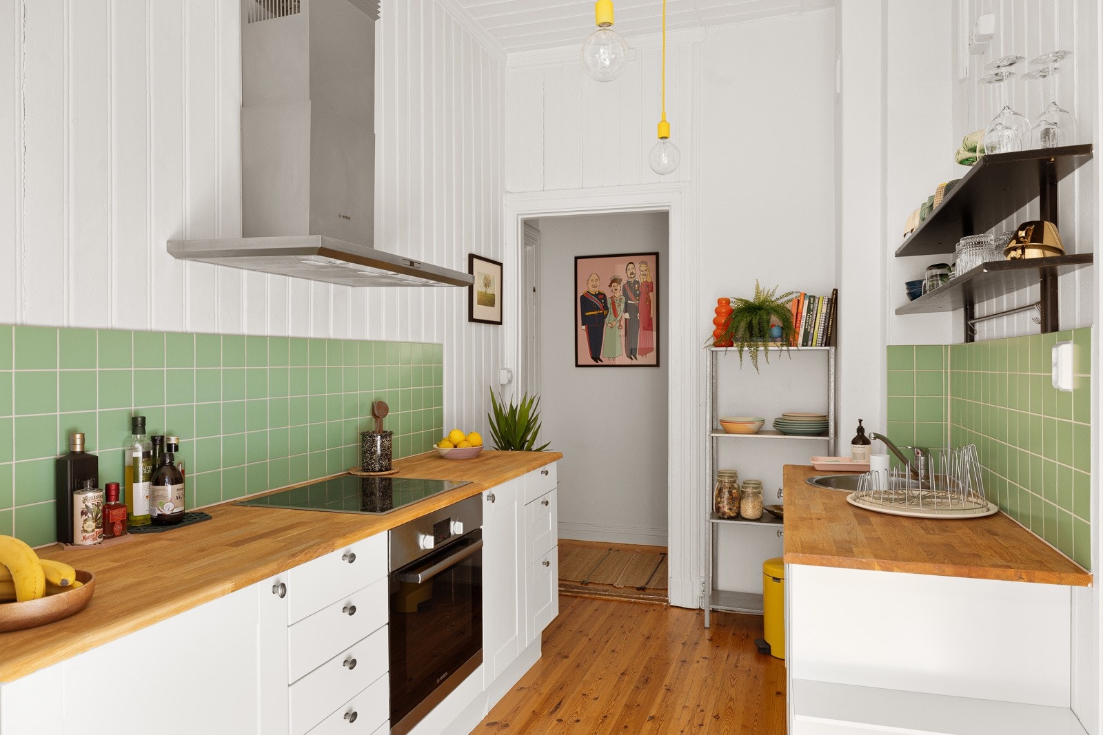 Kjøkkenet er utstyrt med medfølgende integrerte hvitevarer som nedfelt platetopp, stekeovn og oppvaskmaskin. Galleribilde