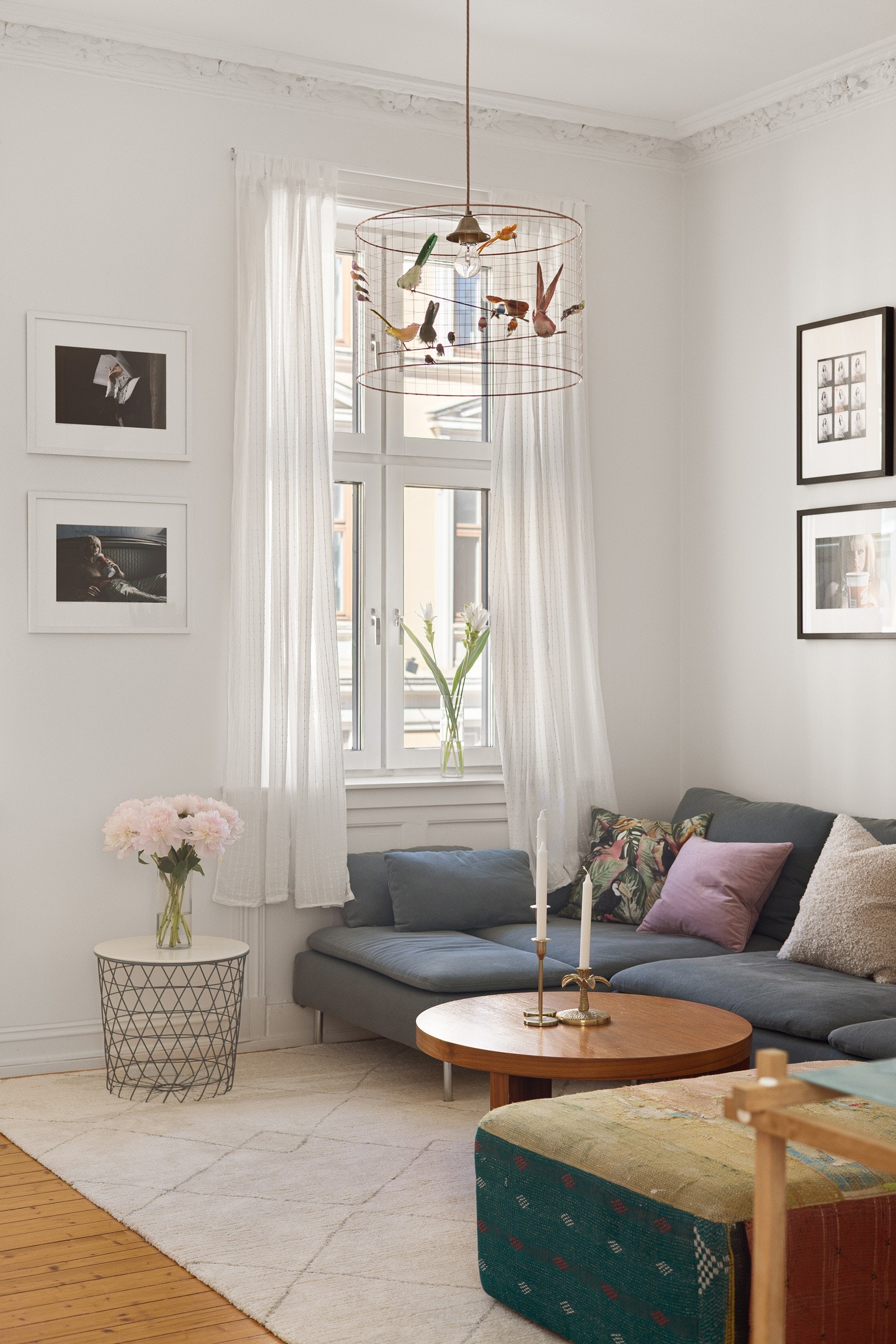 Alle vinduene i leiligheten har fine brede vinduskarmer som er perfekte for planter og dekor. Galleribilde