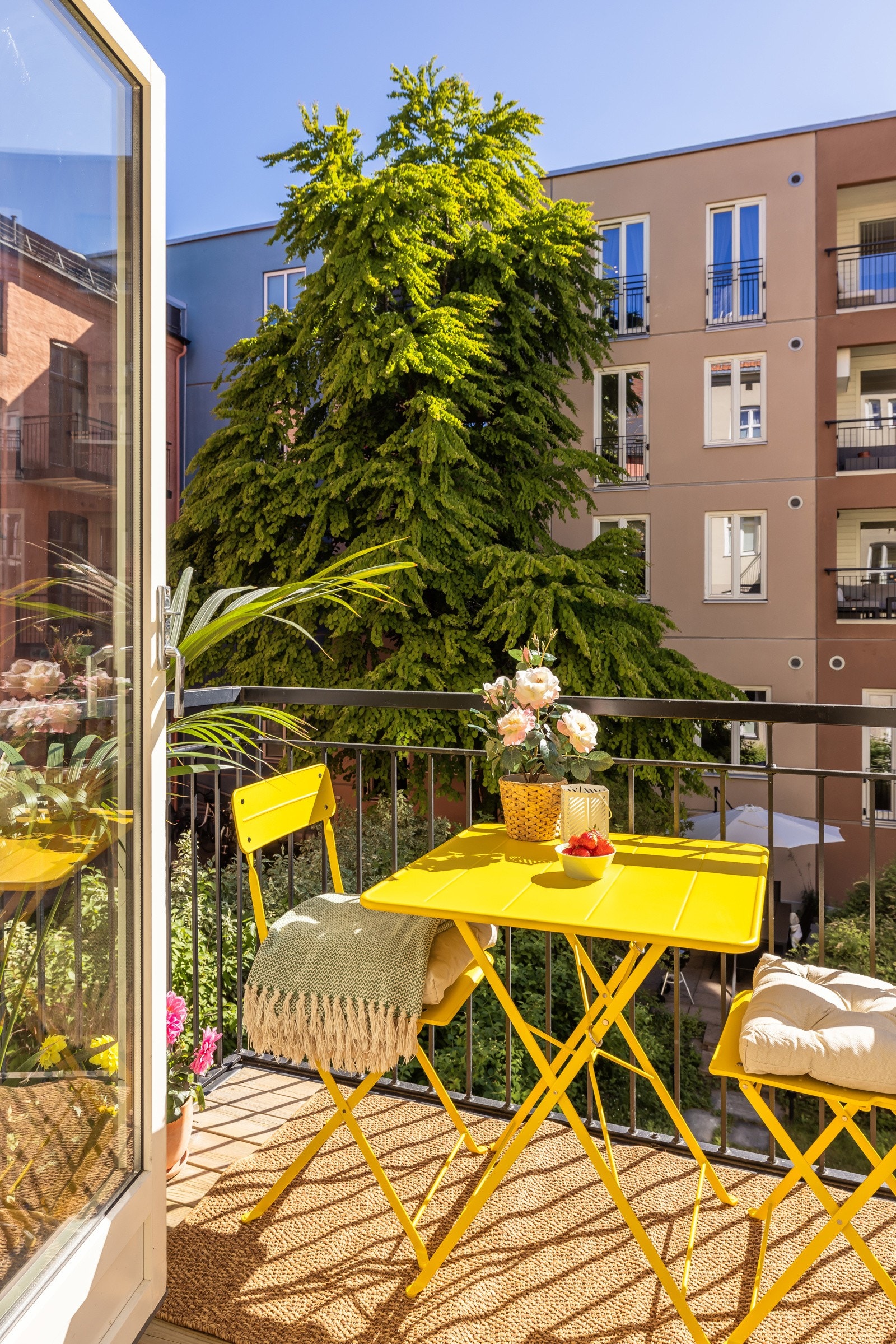 Balkongen er overbygget, har terrassebord på gulv og plass til en hyggelig sittegruppe. Galleribilde