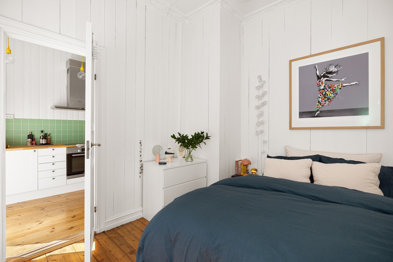 Soverommet har lune originale tregulv og lysmalt panel på veggene. Galleribilde