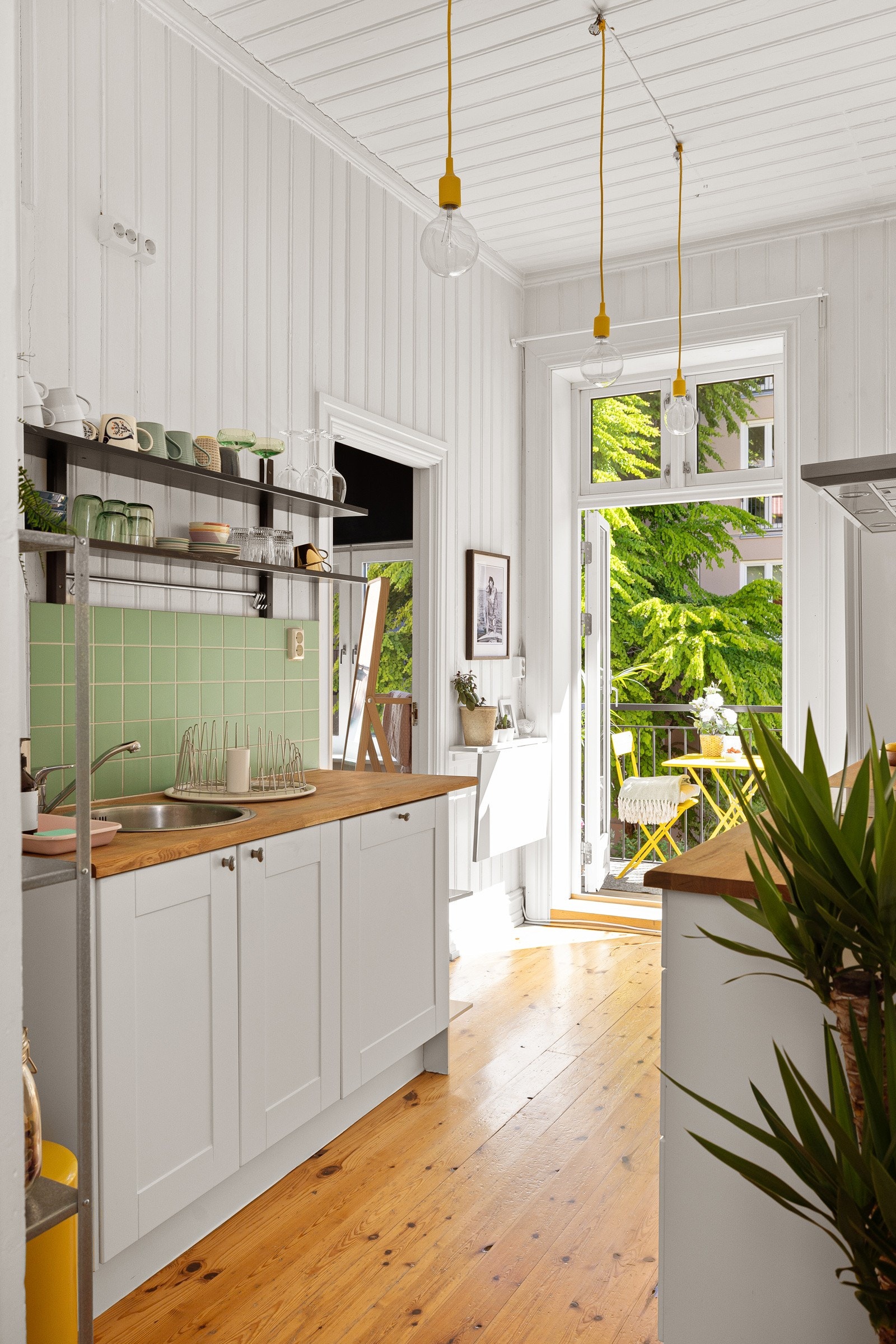 Leiligheten har et lyst og koselig separat kjøkken som vender ut mot den idylliske bakgården. Galleribilde