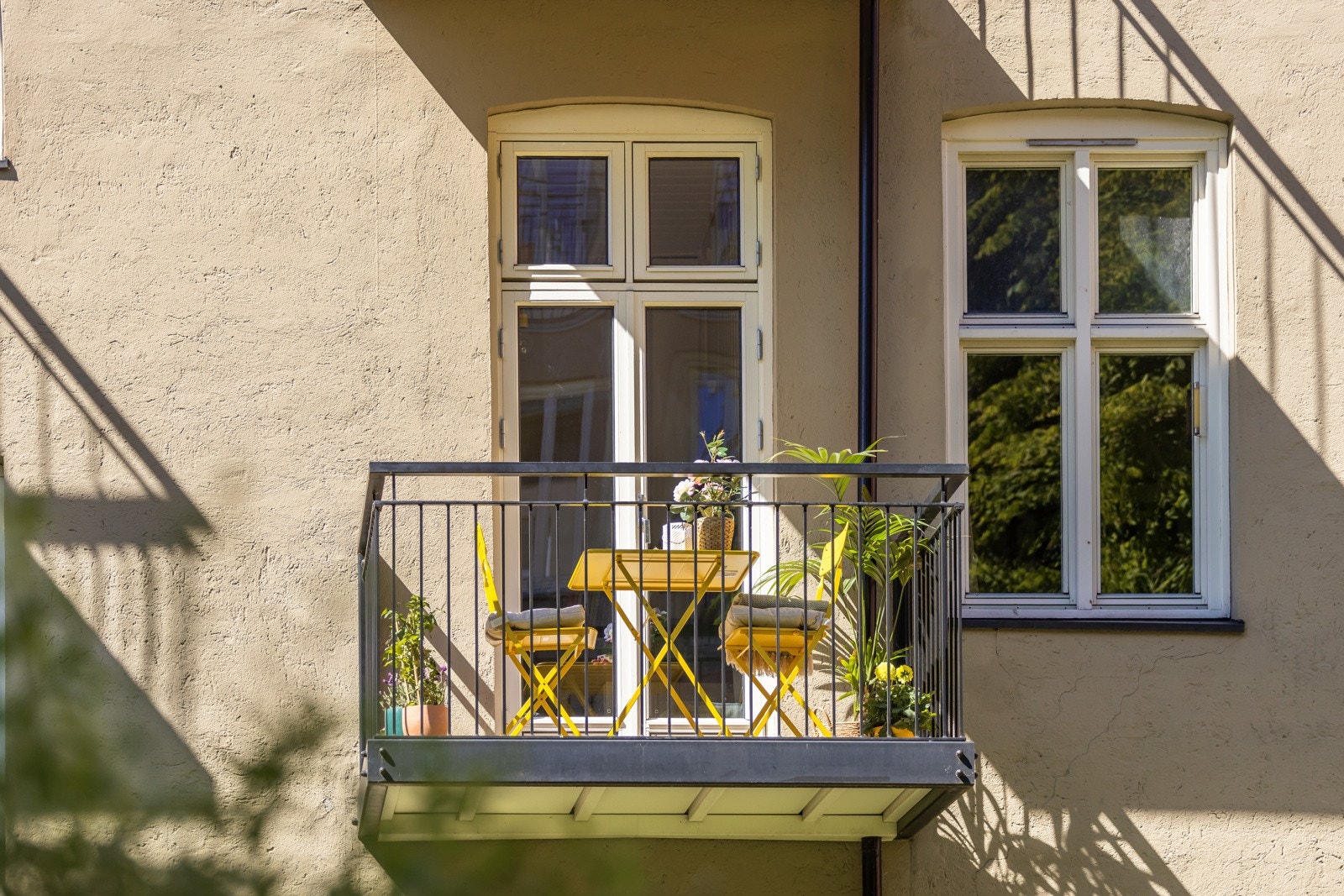 En lys og sjarmerende 2-roms leilighet med balkong i en fredet klassisk bygård fra 1898. Galleribilde