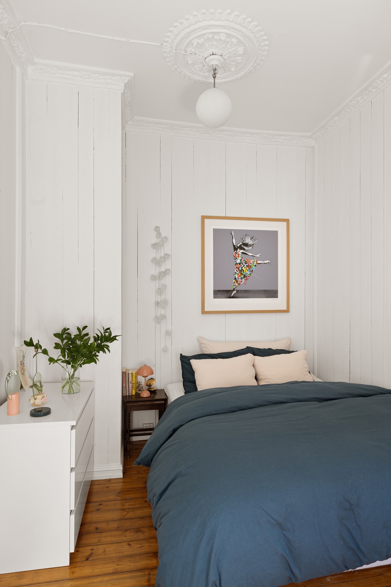 I himlingen er det flotte originale detaljer som stukkatur og en nydelig rosett. Galleribilde