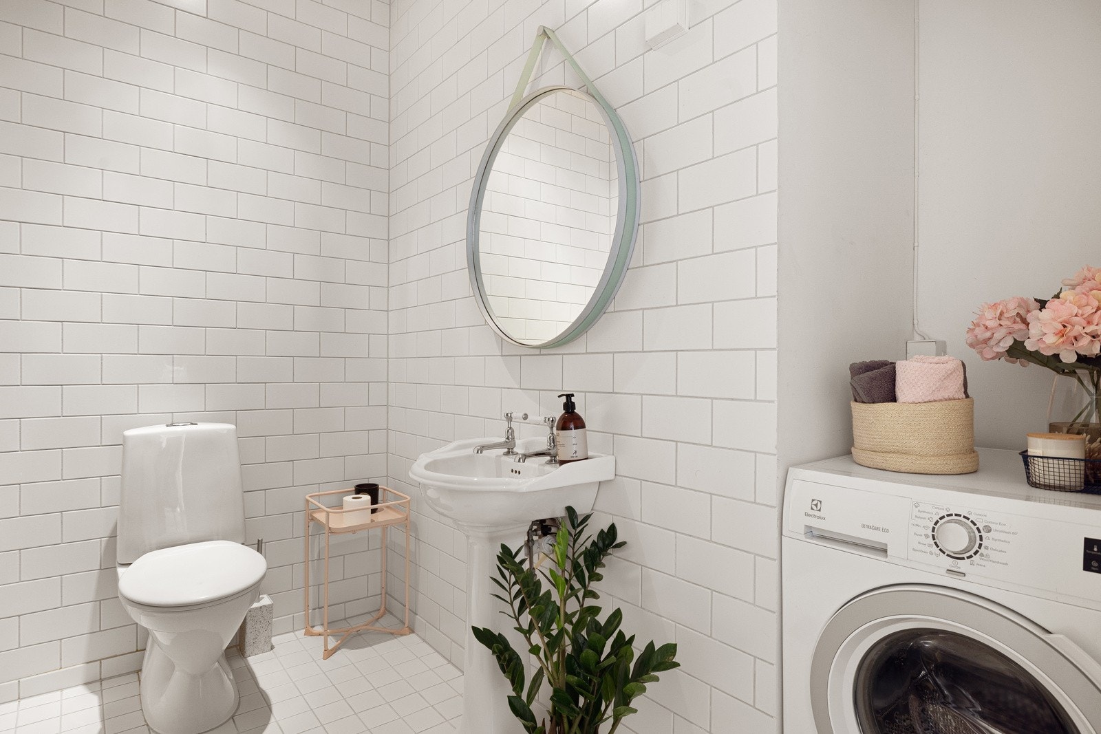 Baderommet er utstyrt med en klassisk søyleservant med rundt speil over og gulvstående toalett. Galleribilde