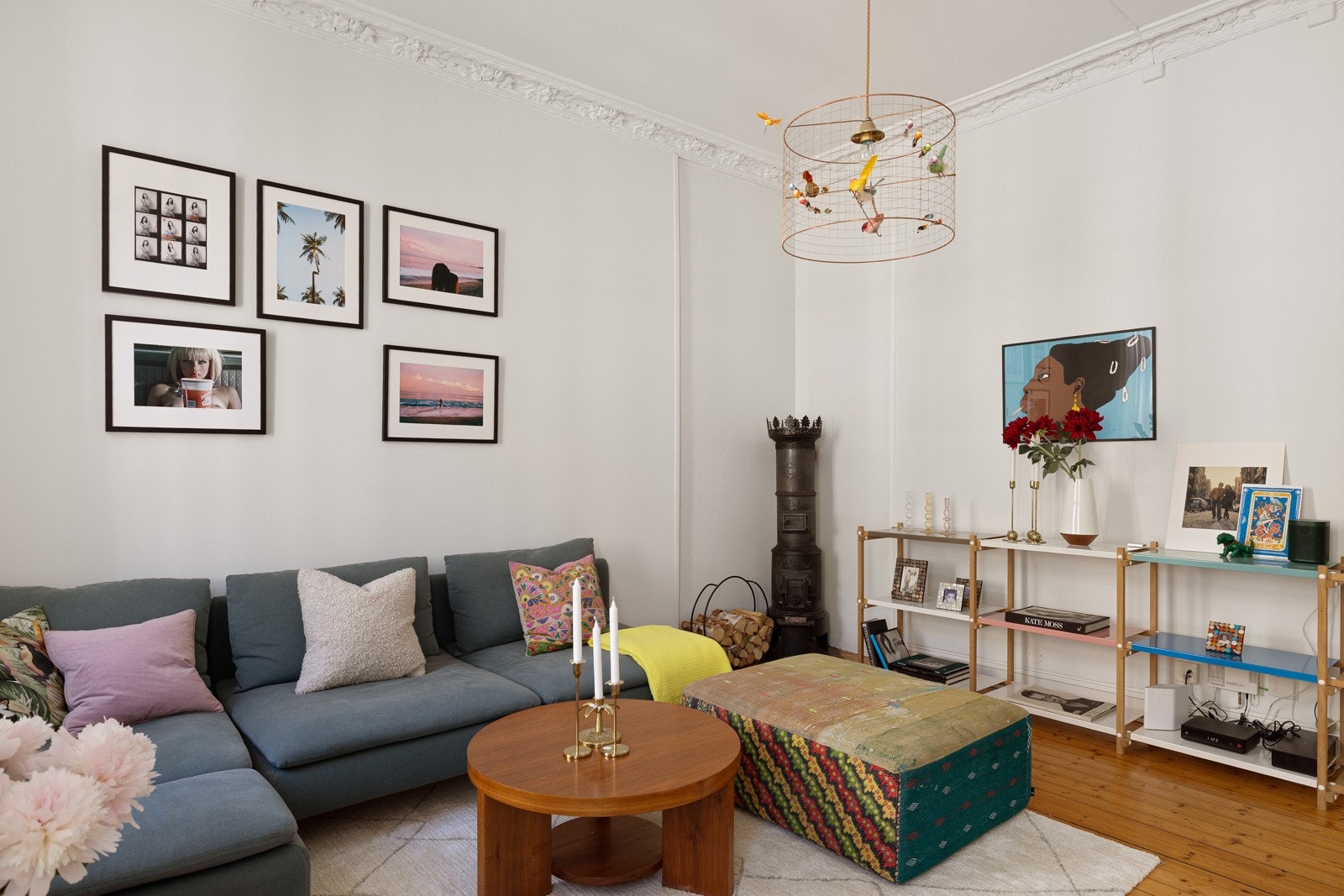 I hjørnet av stuen er det en sjarmerende eldre etasjeovn som er et fint møbel i seg selv, men som også gir en god varme på kaldere høst- og vinterdager. Galleribilde