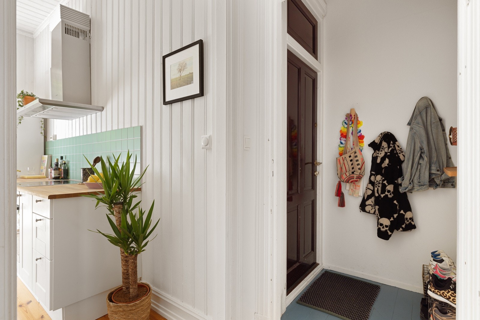 Montert porttelefon på vegg og sikringsskap med automatsikringer i felles trapperom. Galleribilde