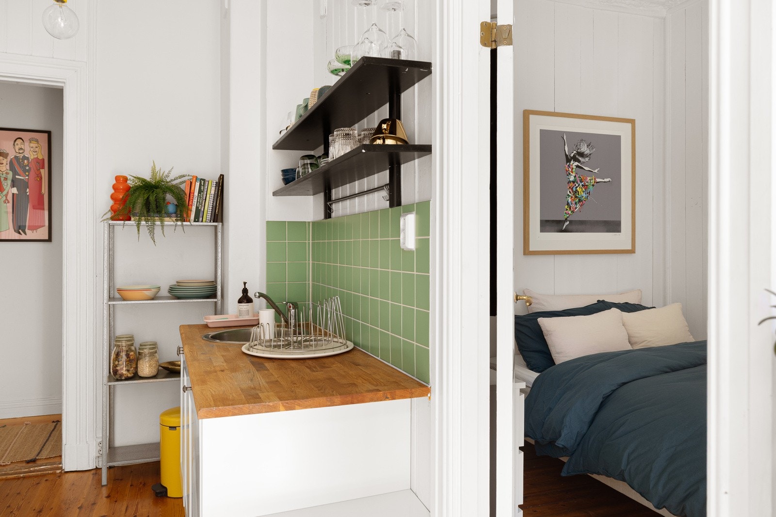 Leiligheten har et lyst og sjarmerende soverom som vender ut mot rolig bakgård uten biltrafikk. Galleribilde