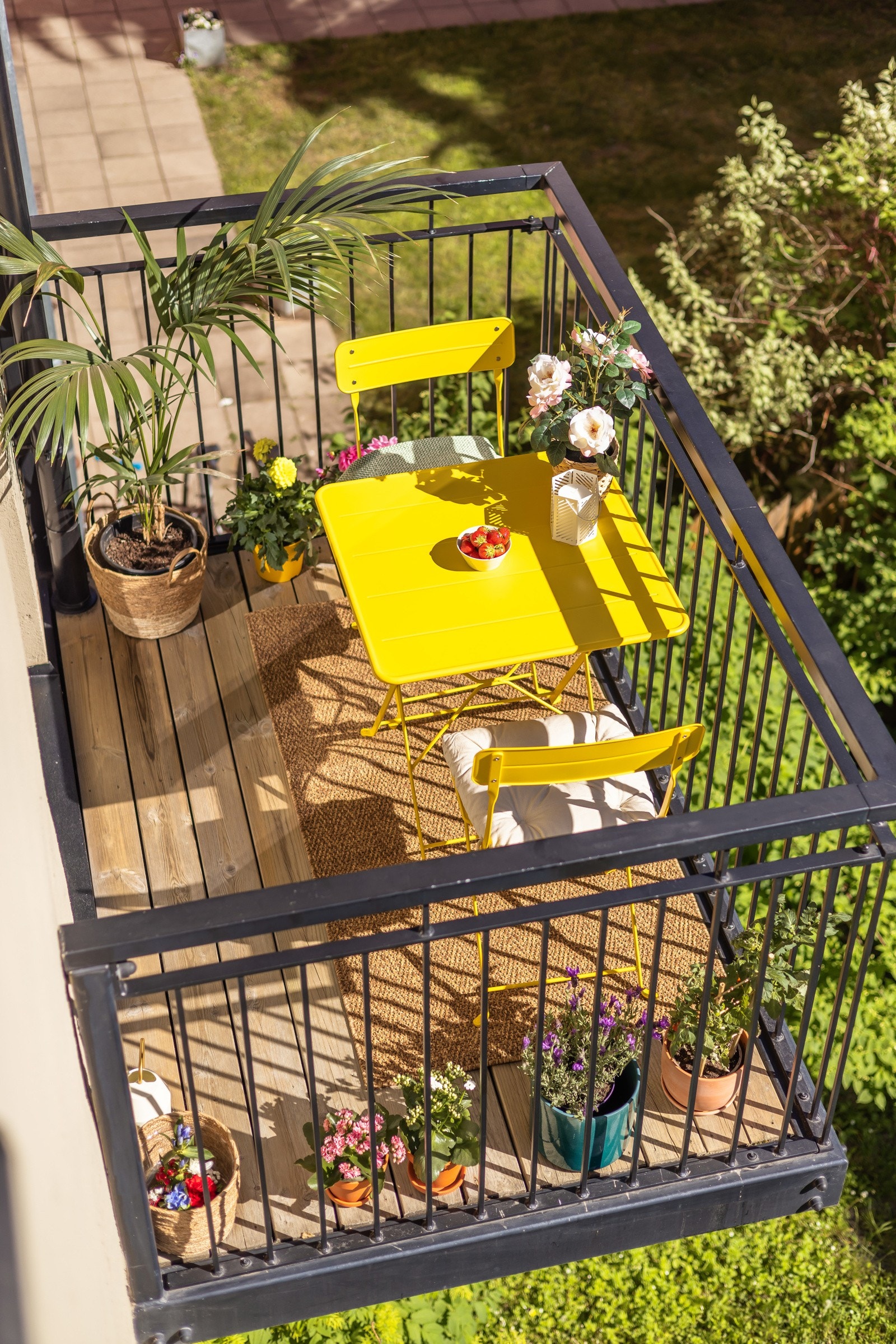 Balkongen vender ut mot den koselig bakgården som er pent opparbeidet med plen, diverse beplantning. Galleribilde