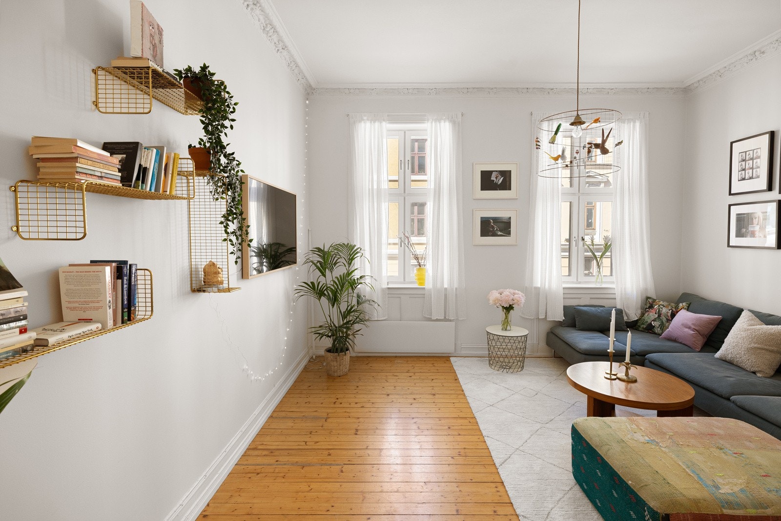 Lysinnslippet sammen med den gode takhøyden på ca. 3,1 meter bidrar til en god og luftig romfølelse. Galleribilde