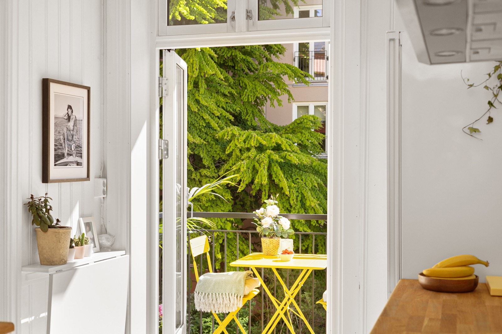 Fra kjøkkenet har du doble dører ut til en fin og solrik østvendt balkong på ca. 3m². Galleribilde