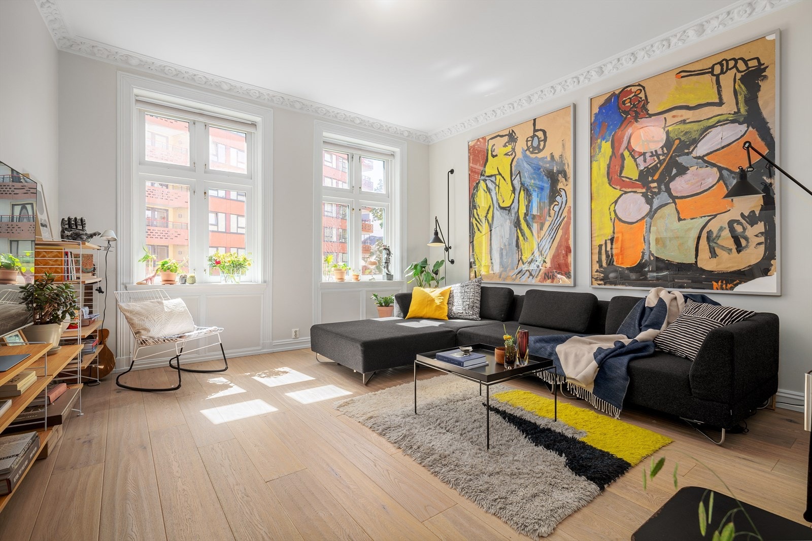 Selger: "Vi forelsket oss i leiligheten fra første stund. Lyset som flommet gjennom hele leiligheten. Takhøyden, luftigheten og de vakre klassiske detaljene." Galleribilde