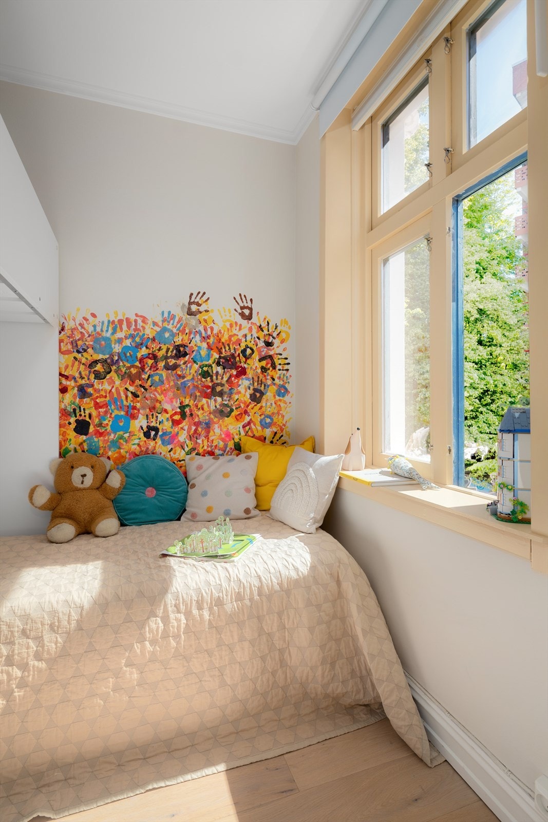 Med to køyesenger fra IKEA satt sammen skaper man fine adskilte soner. Galleribilde