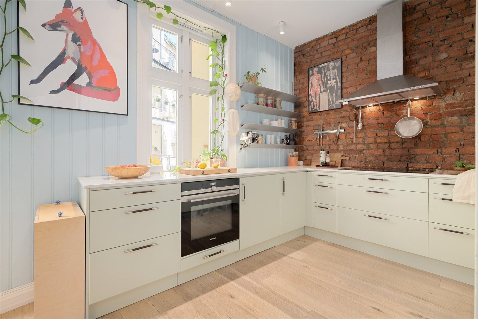 Det er integrert komfyr med induksjon platetopp, oppvaskmaskin og kjøl/frys. Galleribilde