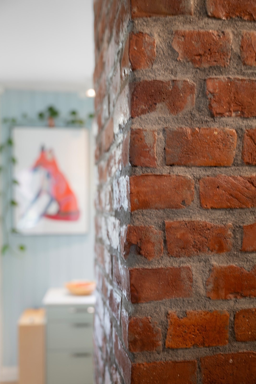 En fin original teglsteinsvegg er hentet frem både i gangen og kjøkkenet. Dette skaper et tøft særpreg. Galleribilde