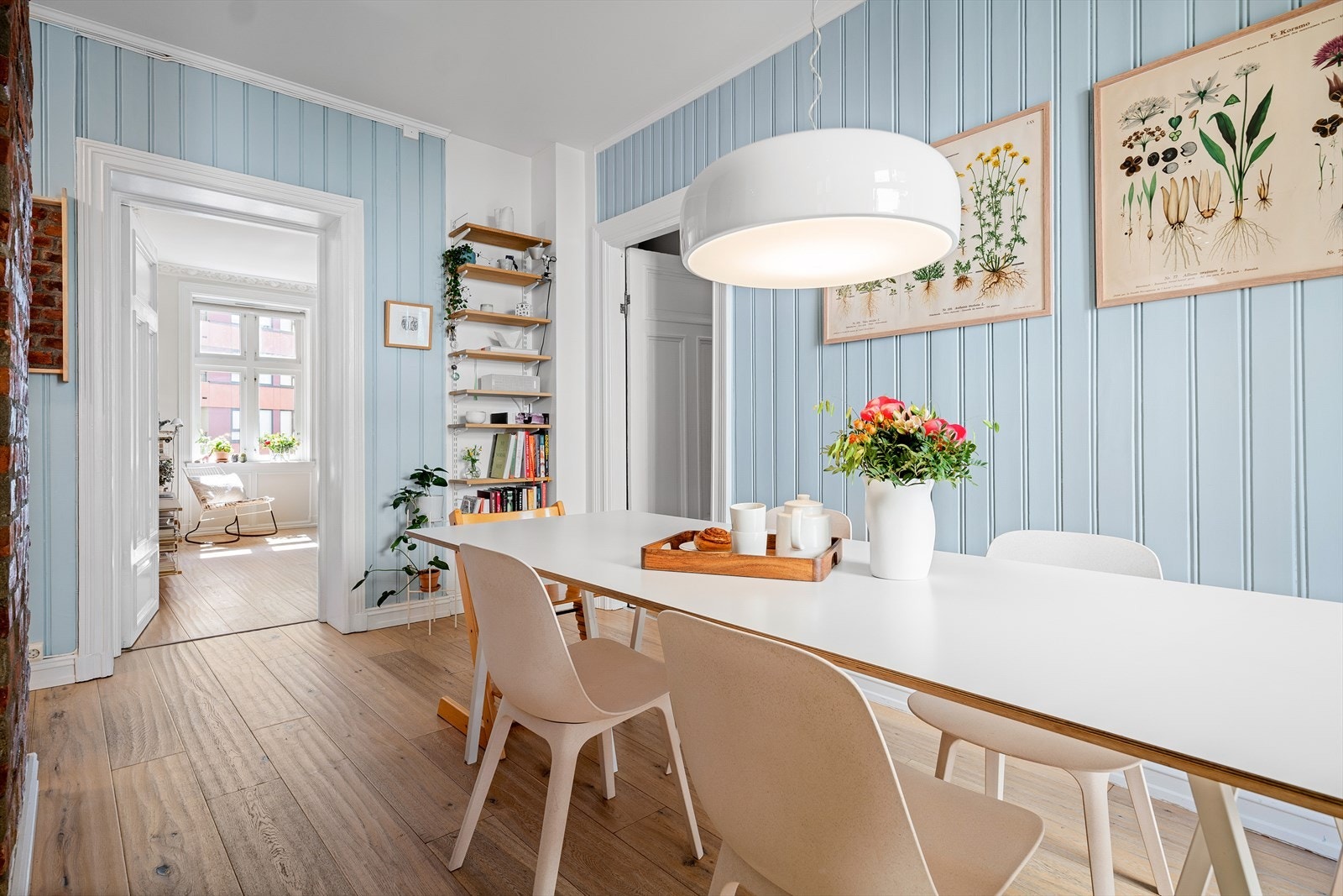 Den gjennomgående planløsningen gjør også at leiligheten oppleves ekstra åpen, lys og luftig. Veggflatene er malt i lyseblå og gir en deilig atmosfære av ro, varme og god stemning i rommet. Galleribilde