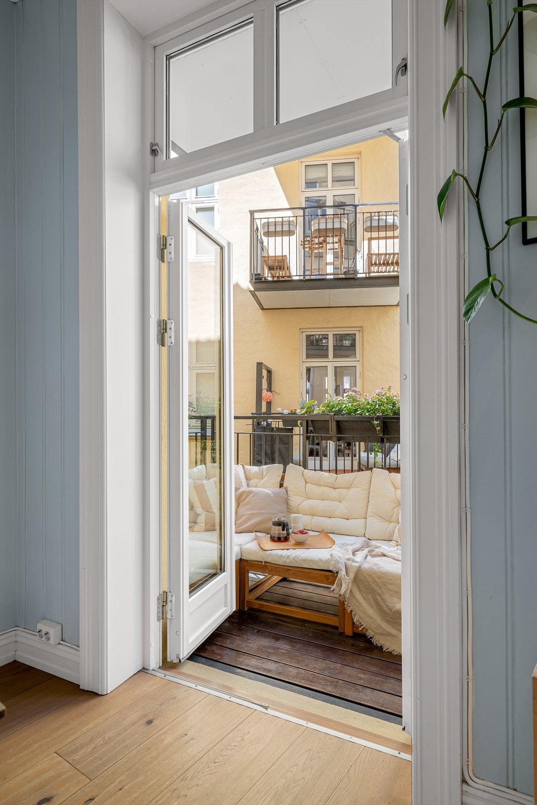 På varme sommerdager er det deilig å åpne den høyreiste balkongdøren og innta frokosten utendørs. Galleribilde