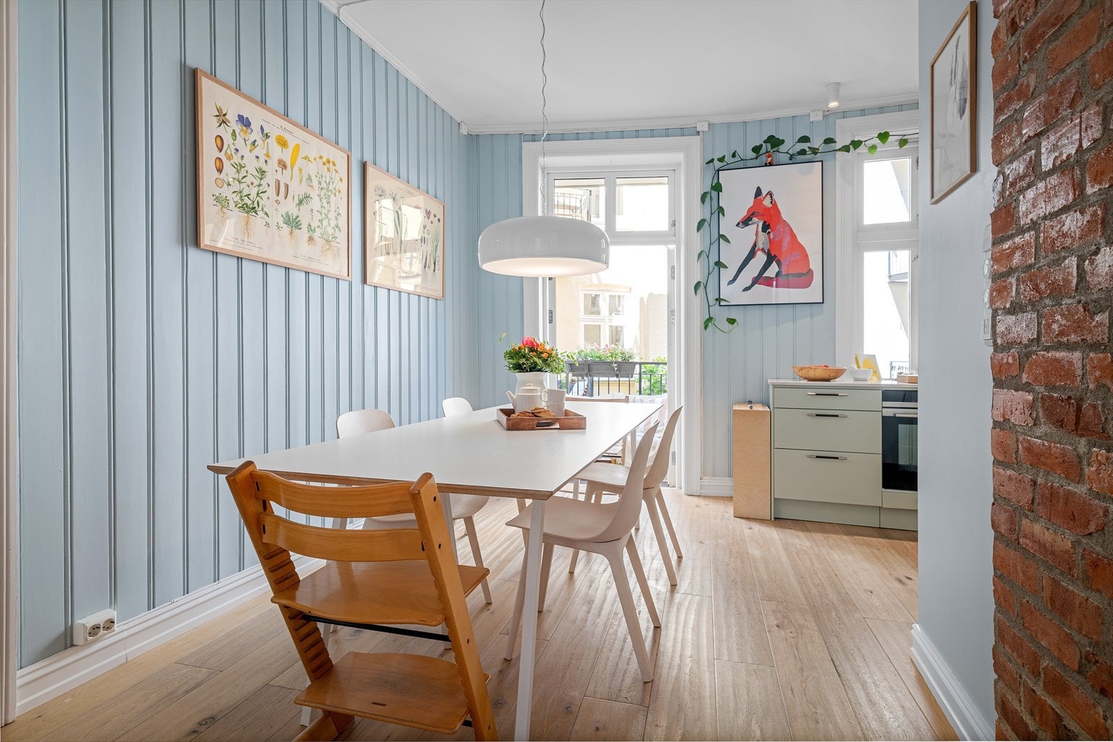 Det store, sosiale kjøkkenet inviterer til matlaging, og har plass til både familie og venner. Galleribilde