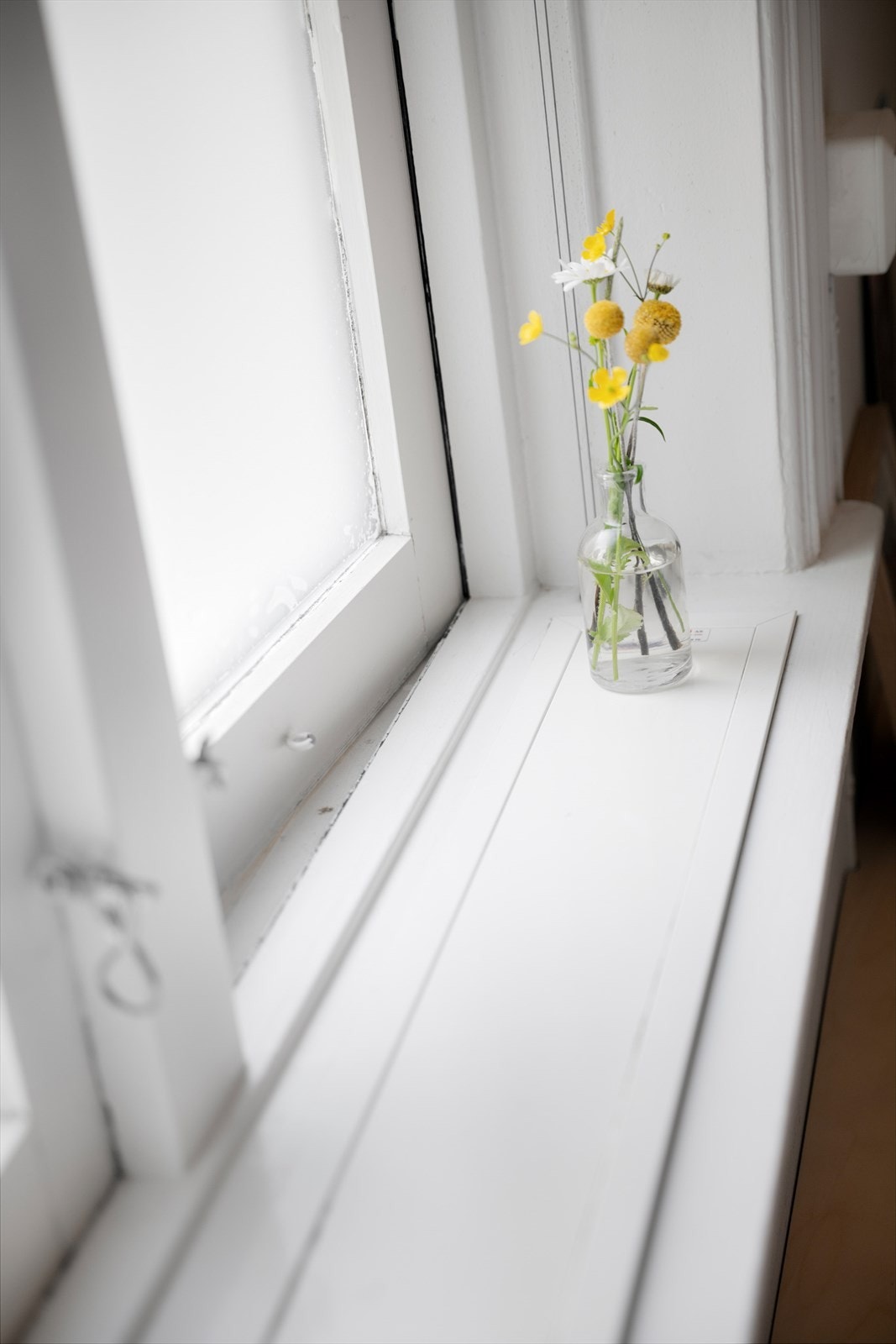 I vinduet her og på stuen er det montert en smart varmelist som sørger for behagelig temperatur i rommet. Galleribilde