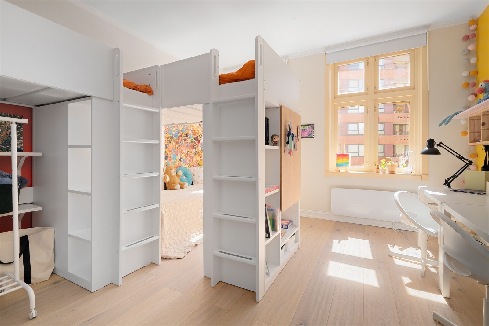 Rommet har en uvanlig god størrelse og kan innredes som et flott hovedsoverom, gjesterom, barnerom eller hjemmekontor. Det er i dag innredet som et barnerom for selgers to barn. Mulig å dele i to og lage et tredje soverom. Galleribilde